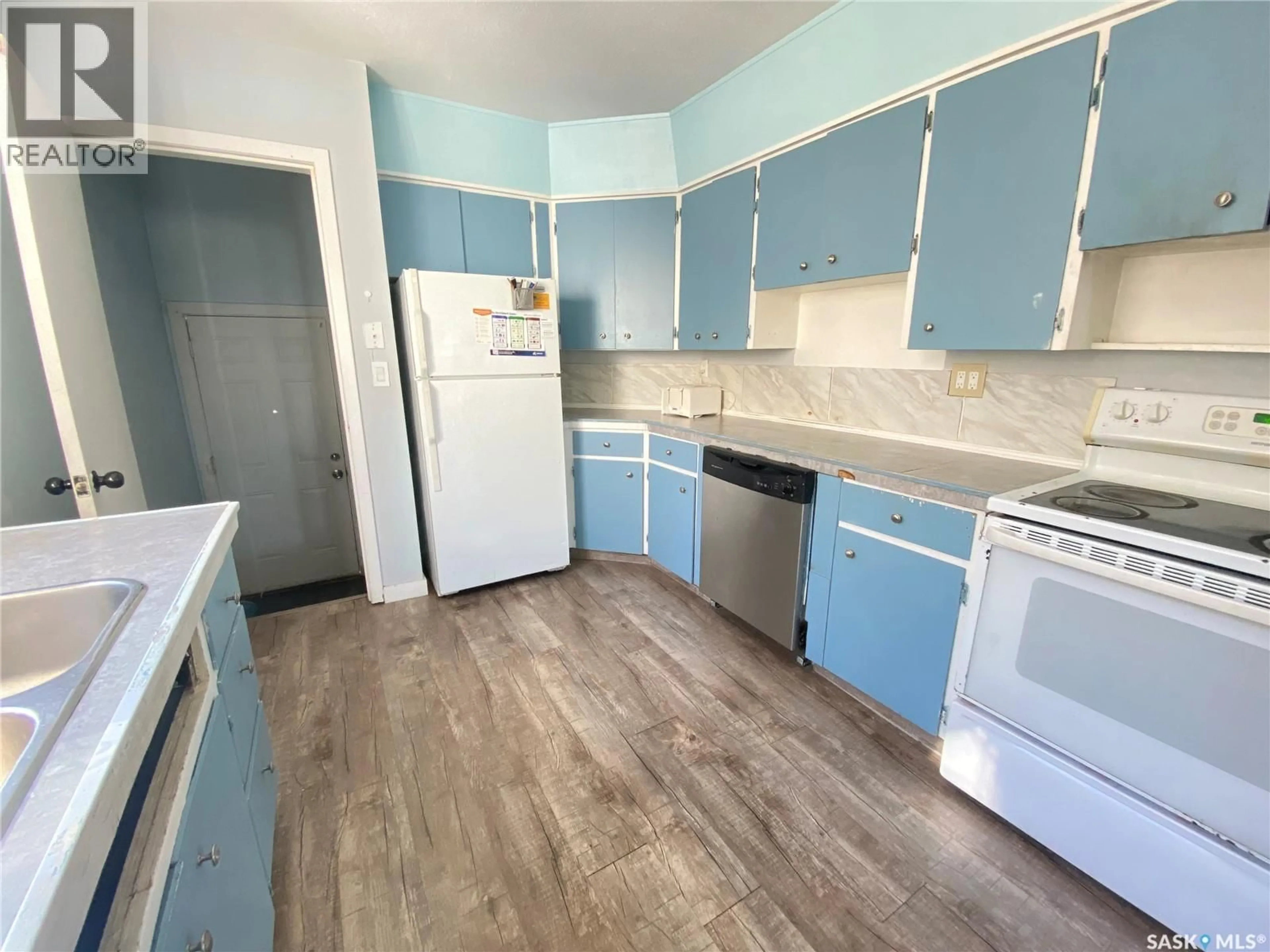 Standard kitchen, unknown for 748 RAE STREET, Regina Saskatchewan S4T2A9