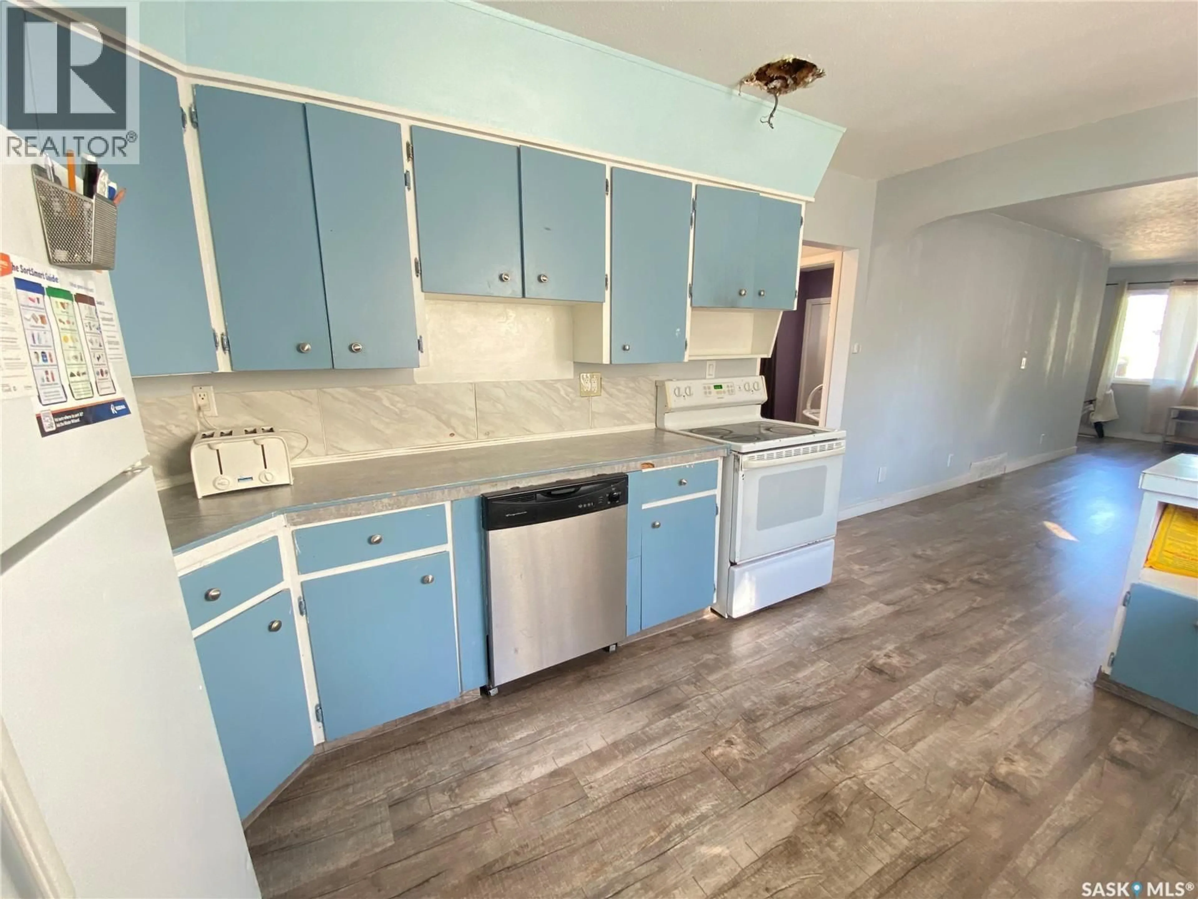 Standard kitchen, unknown for 748 RAE STREET, Regina Saskatchewan S4T2A9