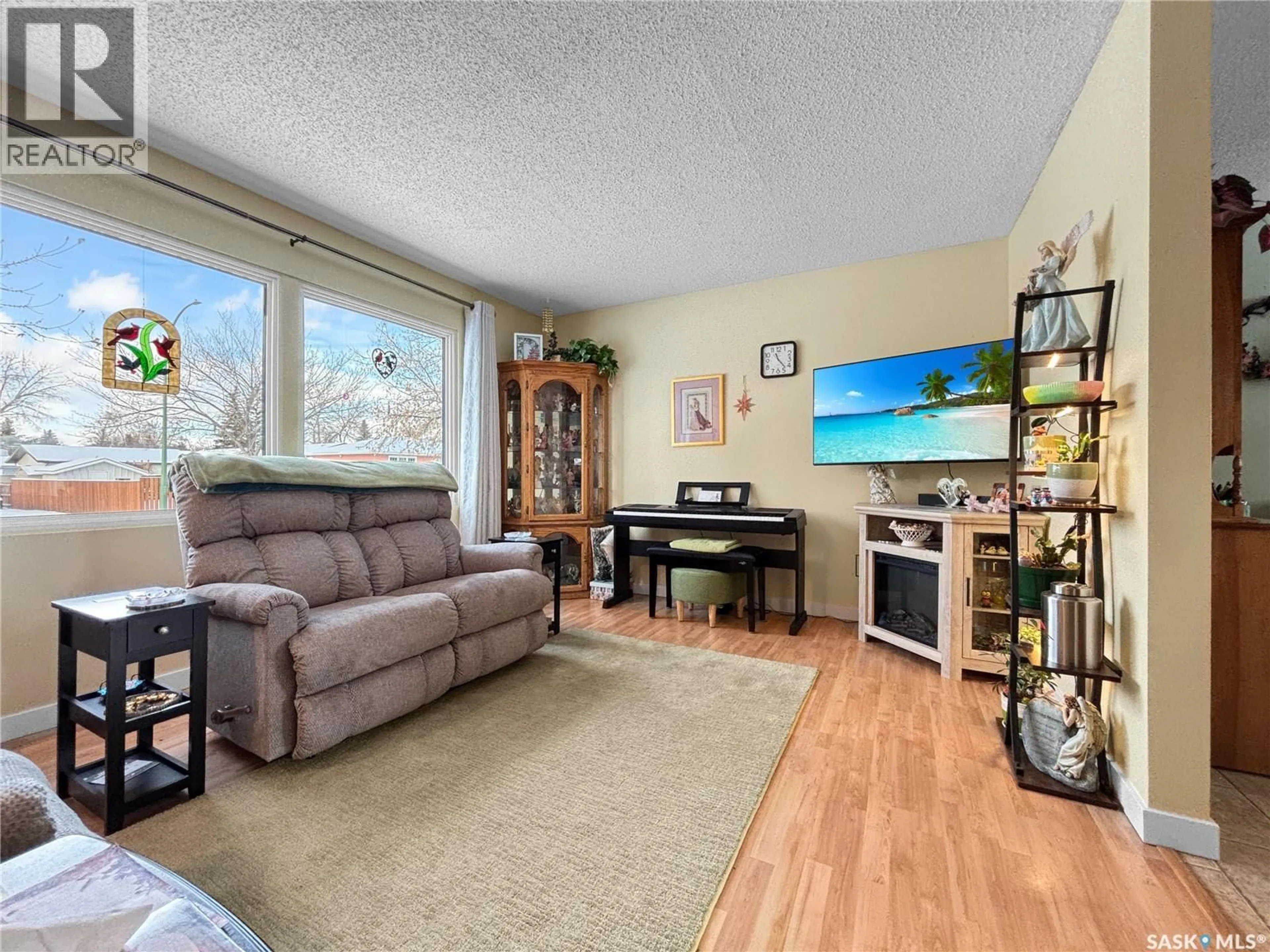 Living room with furniture, unknown for 118 COCKBURN CRESCENT, Saskatoon Saskatchewan S7L5R9