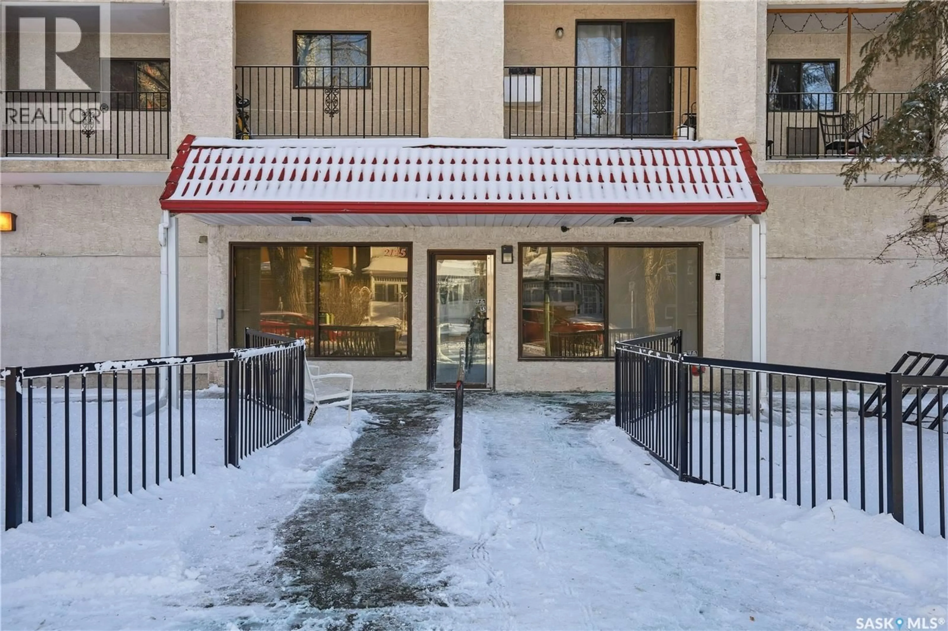 Indoor foyer for 102 - 2125 OSLER STREET, Regina Saskatchewan S4P4G9