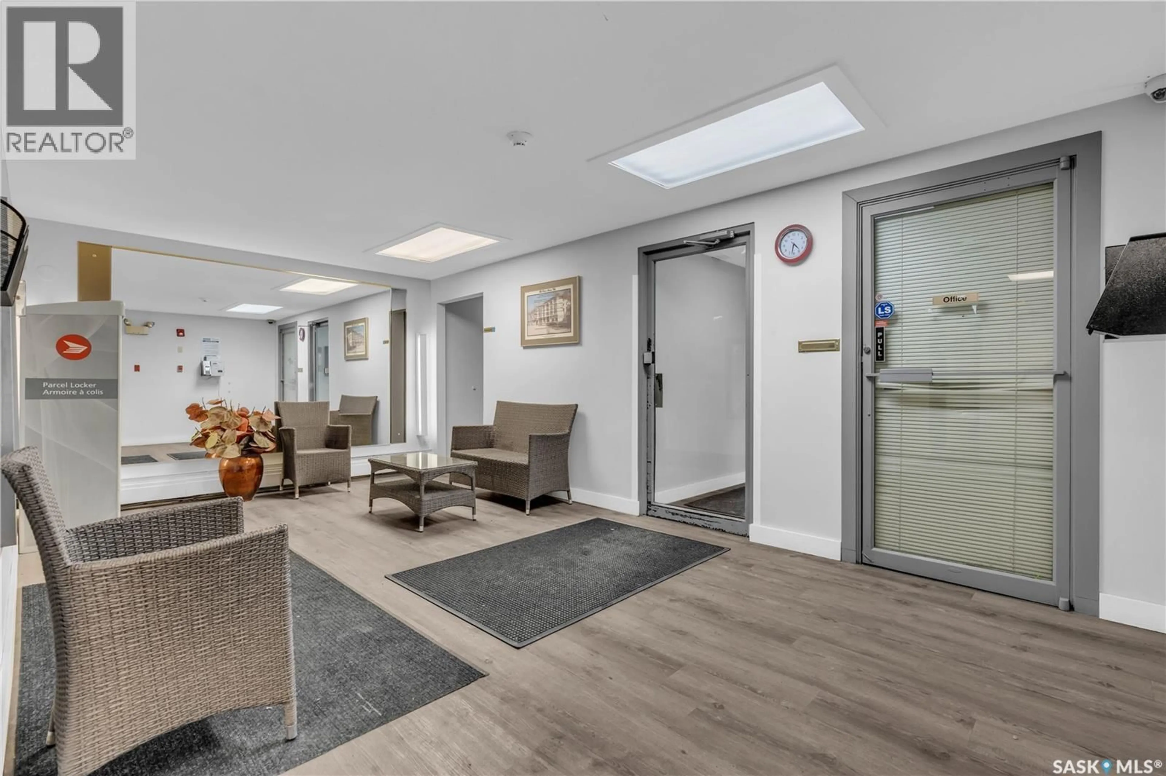 Indoor foyer for 102 - 2125 OSLER STREET, Regina Saskatchewan S4P4G9