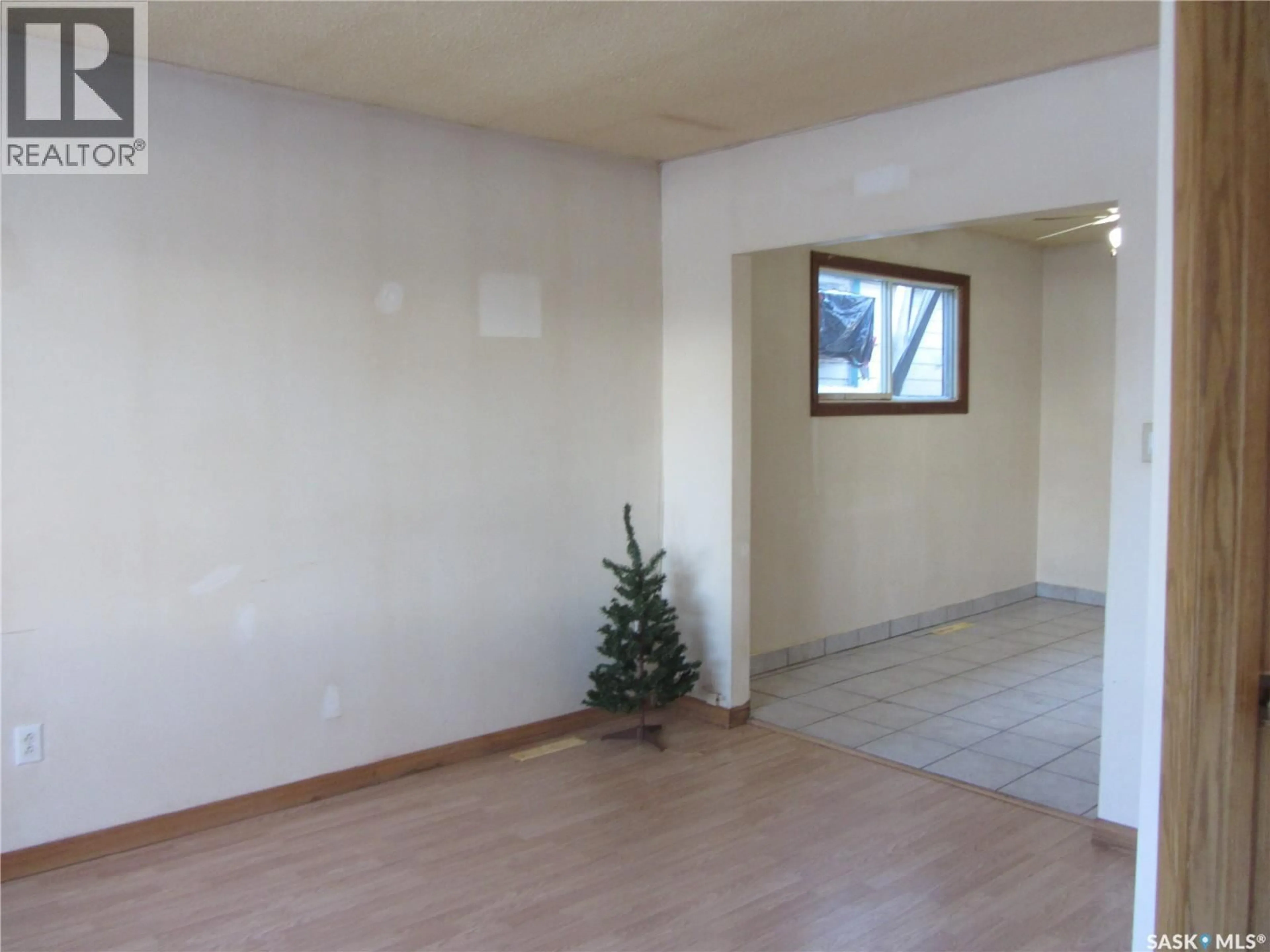 A pic of a room for 907 H AVENUE, Saskatoon Saskatchewan S7L2C4