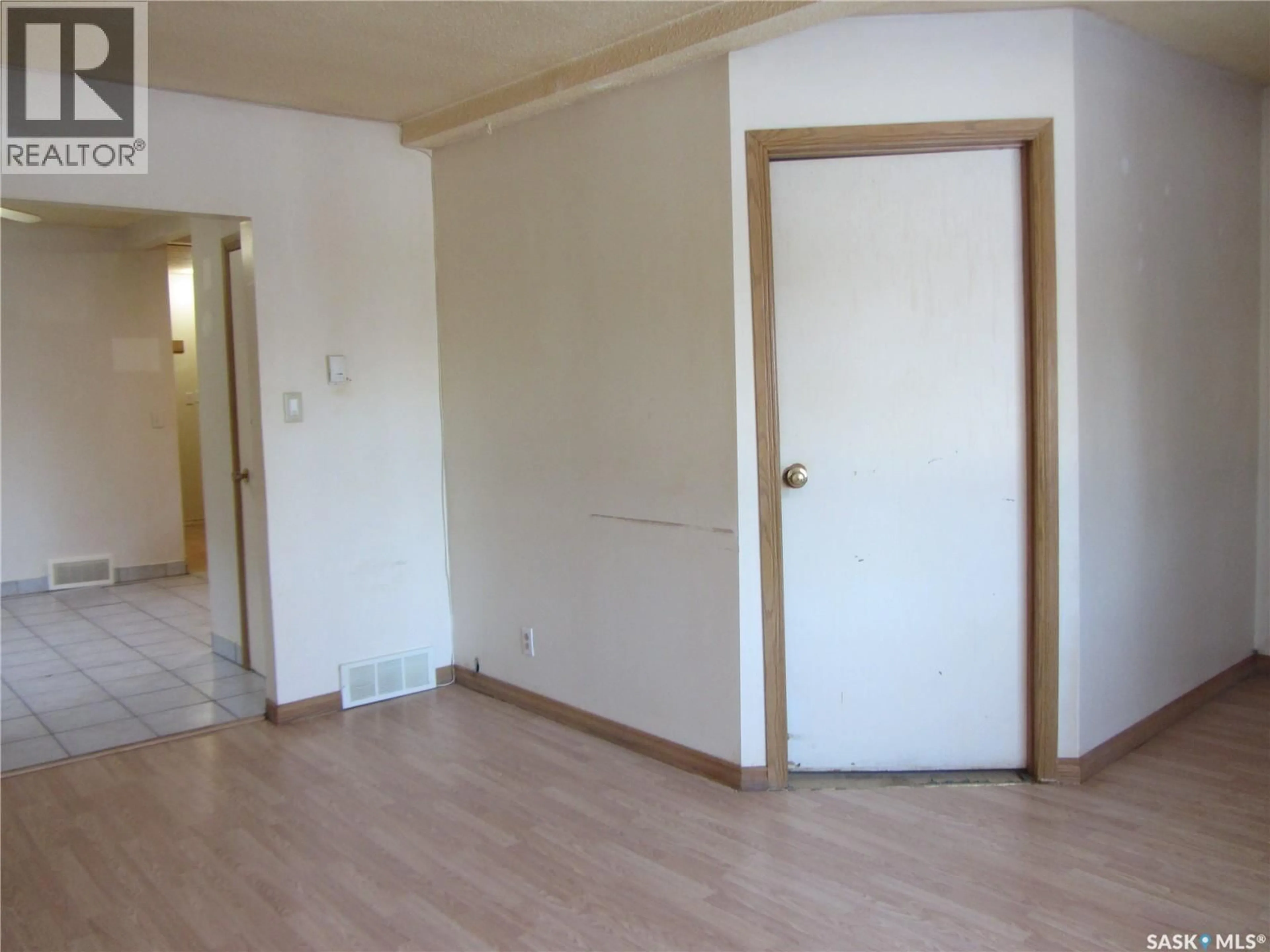 A pic of a room for 907 H AVENUE, Saskatoon Saskatchewan S7L2C4