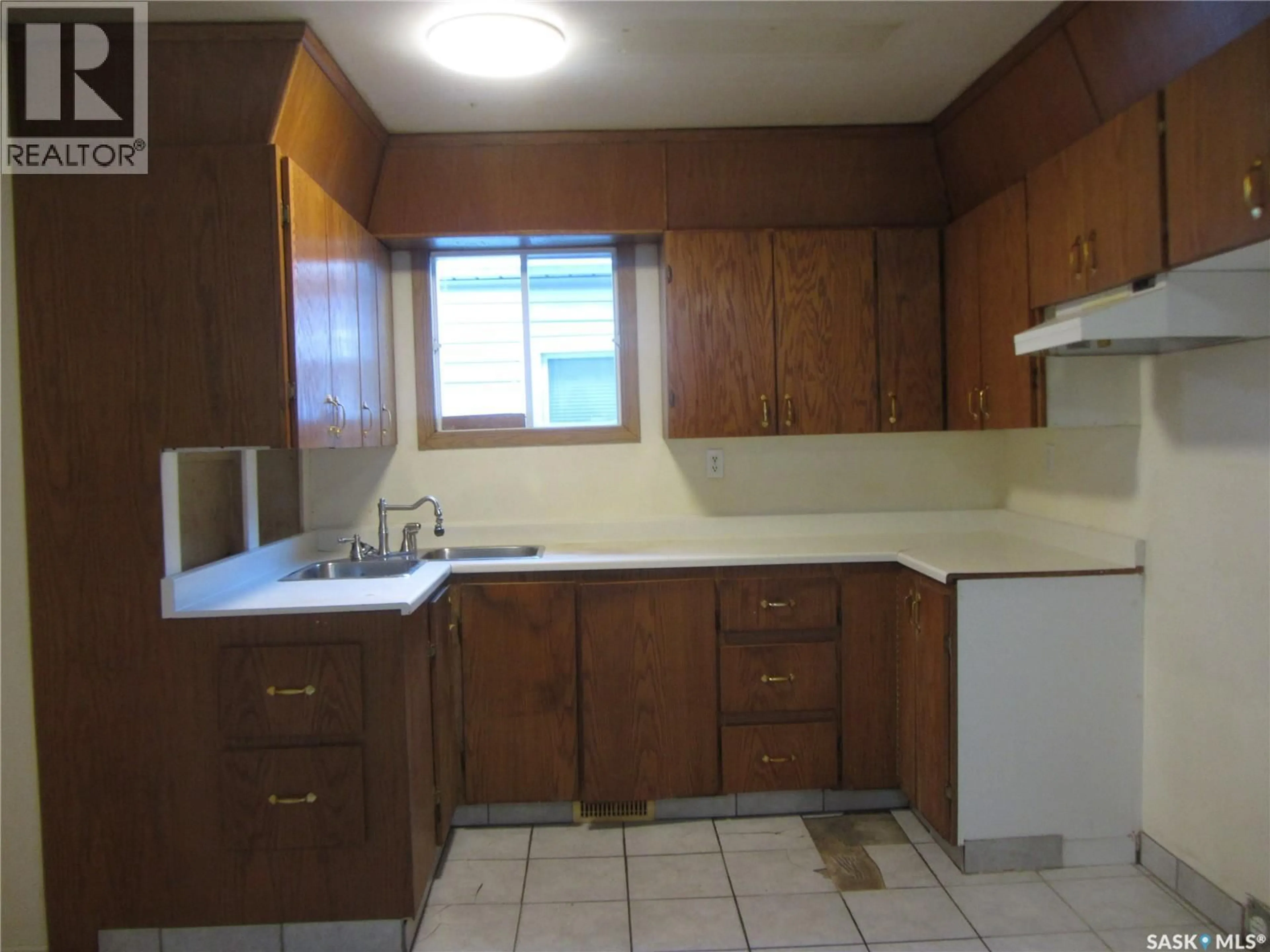 Standard kitchen, unknown for 907 H AVENUE, Saskatoon Saskatchewan S7L2C4