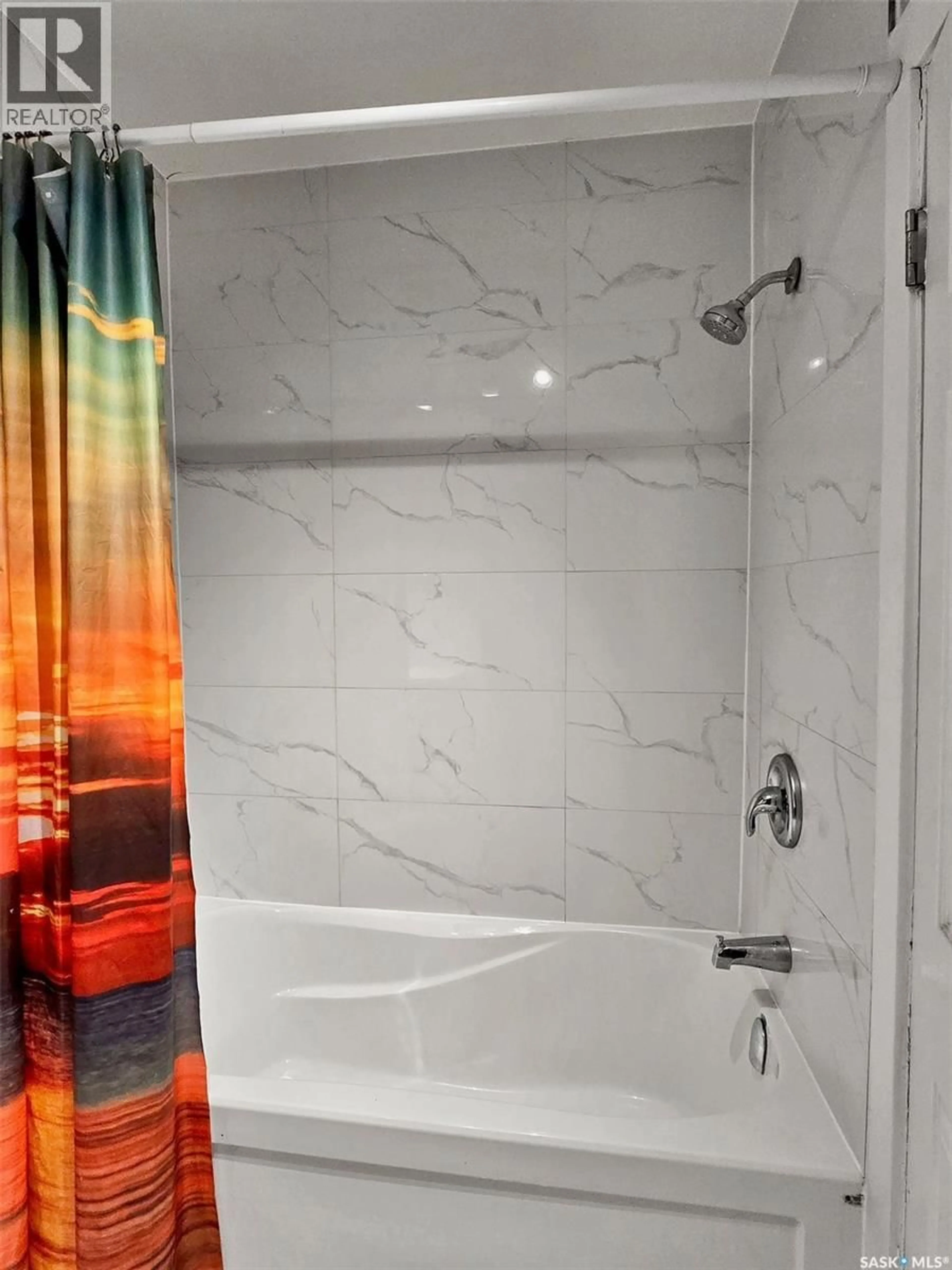 Contemporary bathroom, ceramic/tile floor for 2820-2822 7TH STREET, Saskatoon Saskatchewan S7H1A8