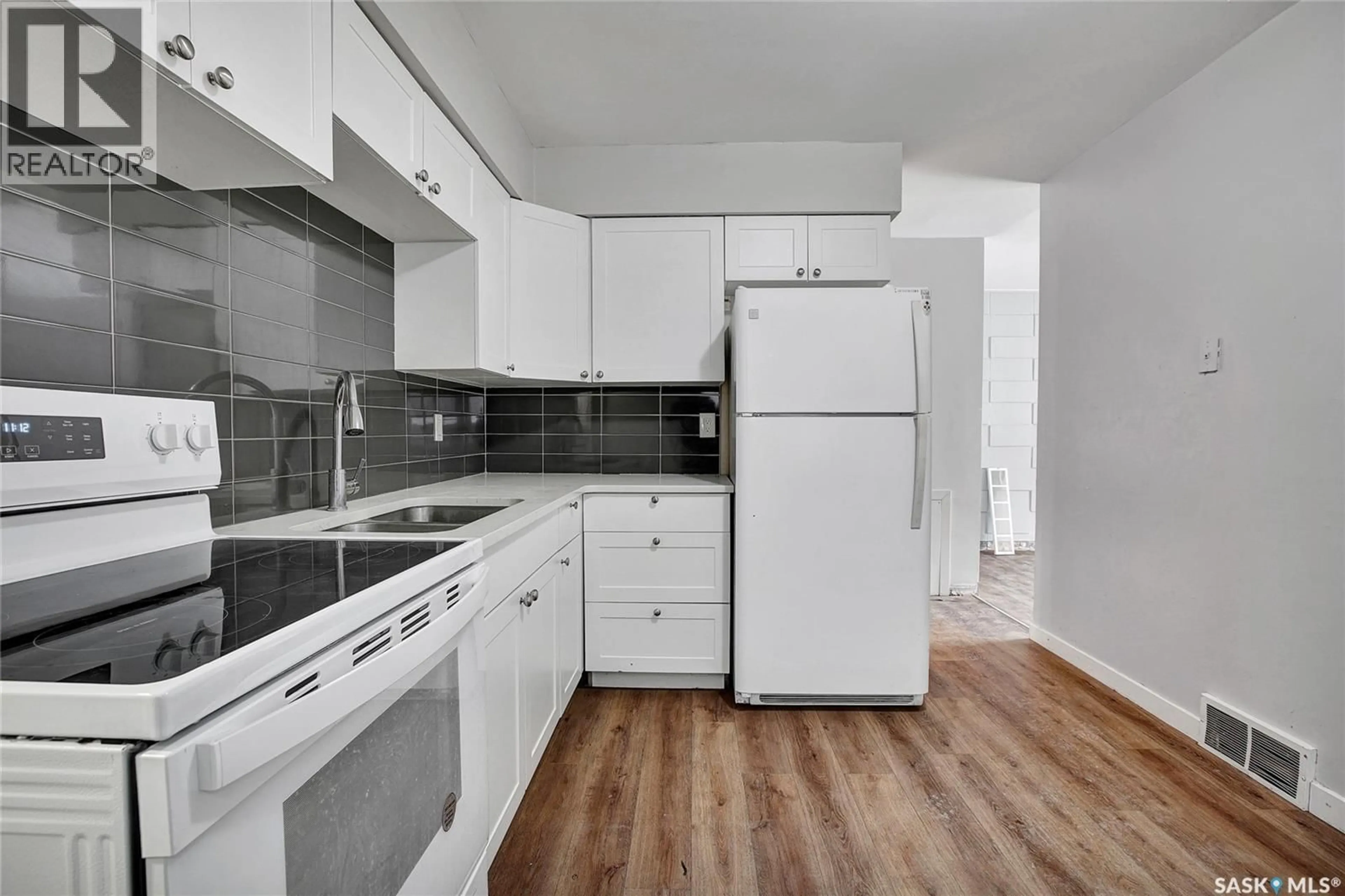 Standard kitchen, unknown for 2820-2822 7TH STREET, Saskatoon Saskatchewan S7H1A8