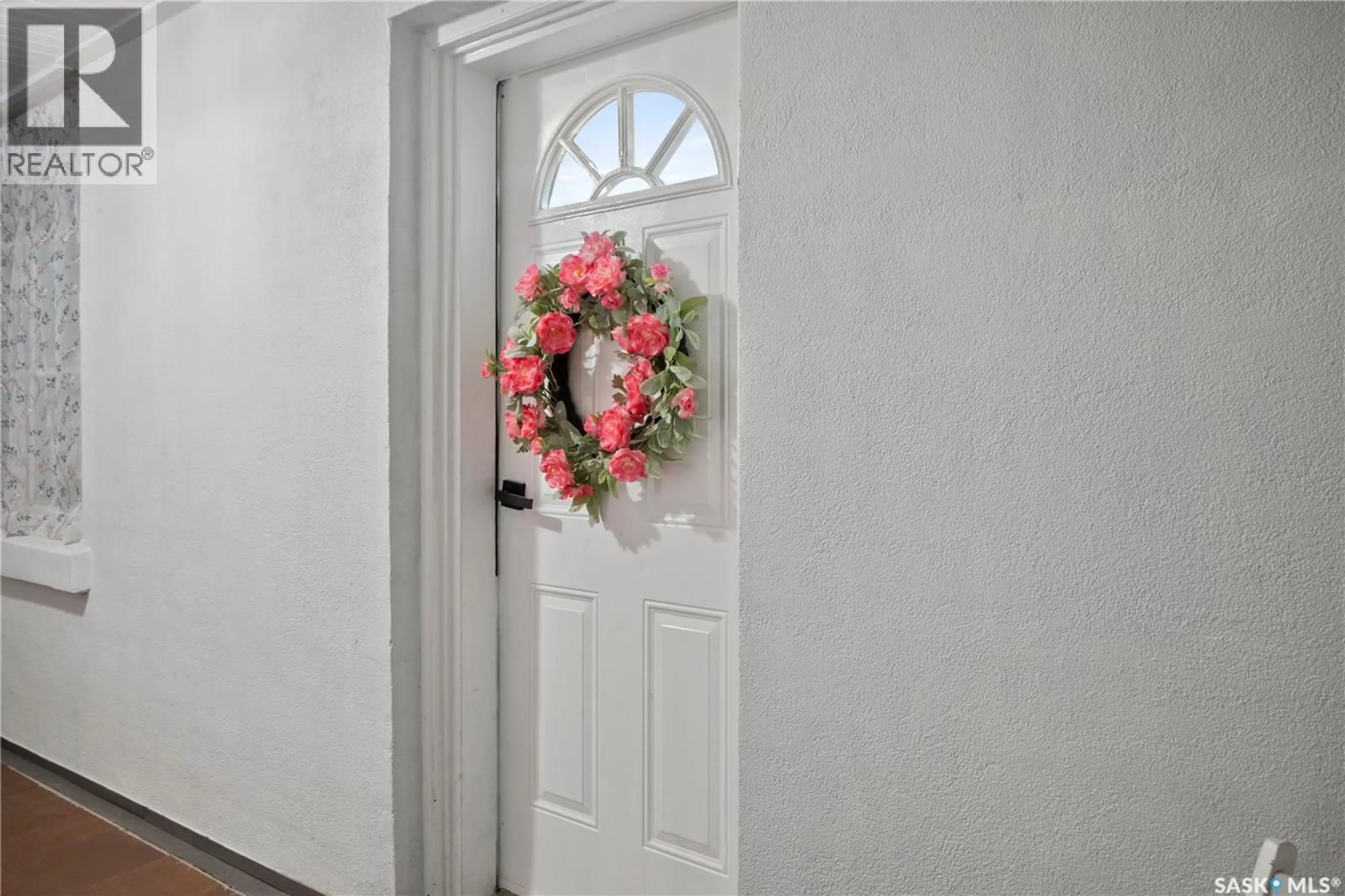 Indoor entryway for 1124 VICTORIA AVENUE, Regina Saskatchewan S4P0N7