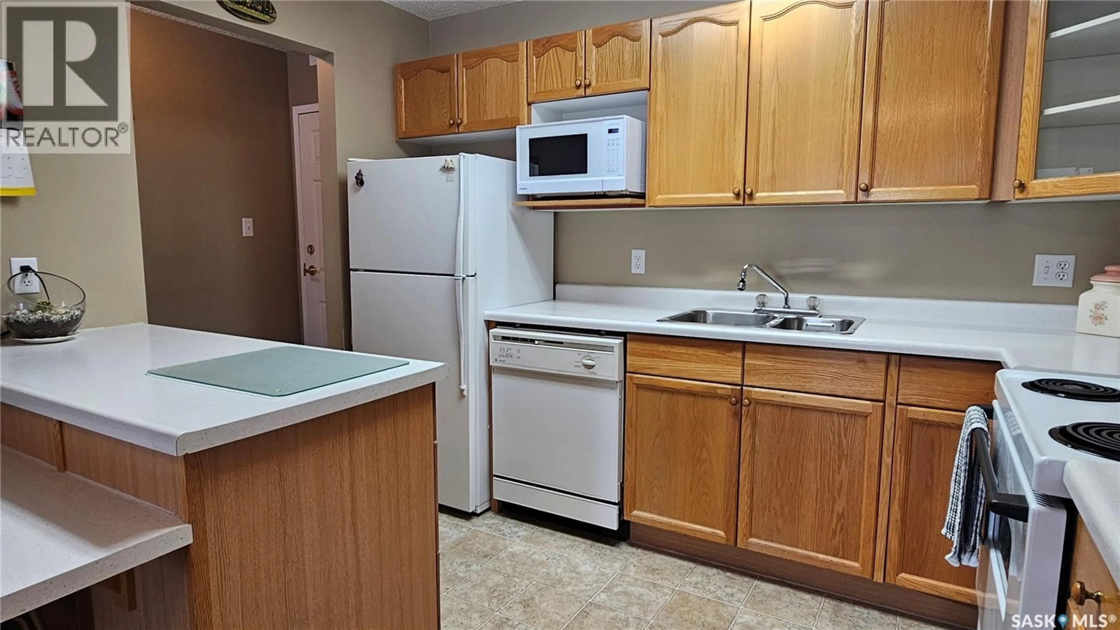 Standard kitchen, unknown for 104 602 7TH STREET, Humboldt Saskatchewan S0K2A0