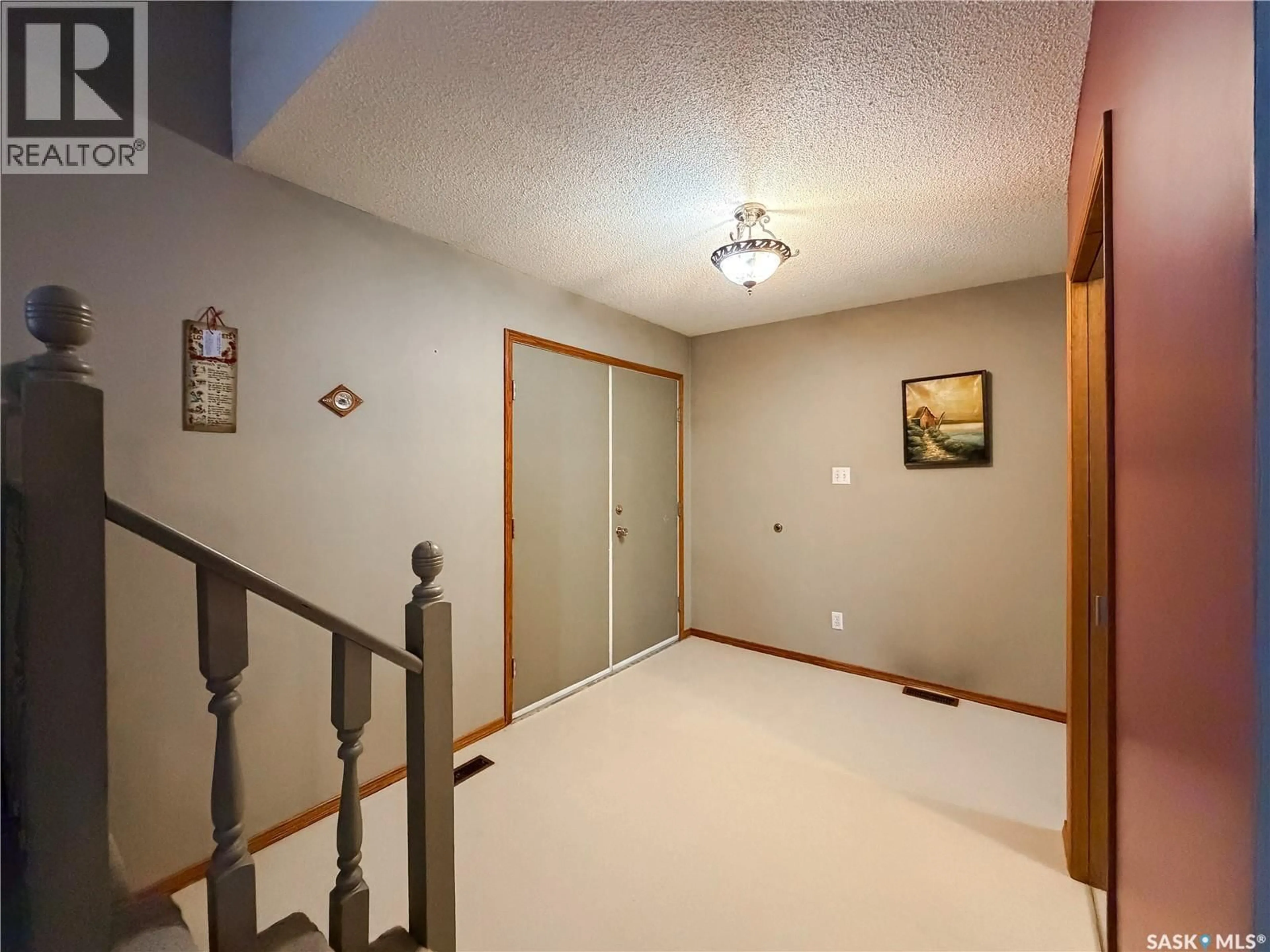 Indoor foyer for 594 5TH STREET, Shaunavon Saskatchewan S0N2M0