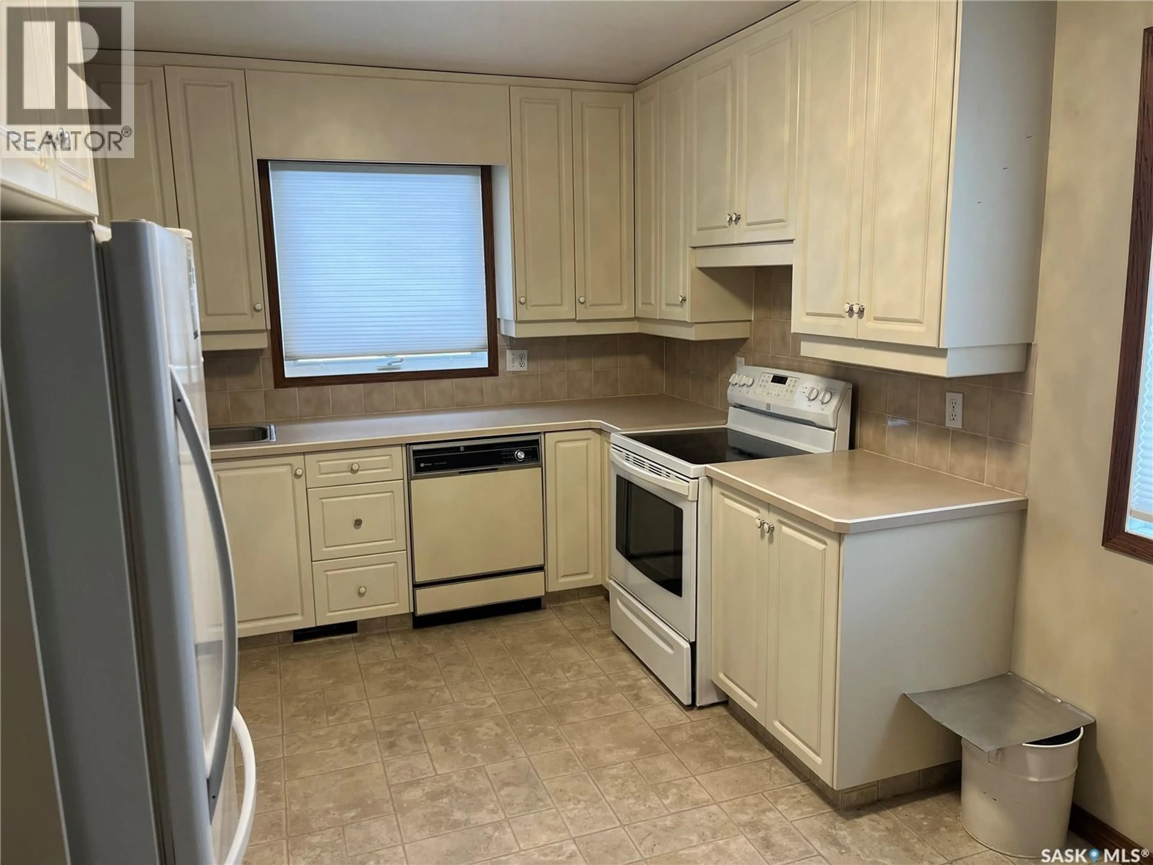Standard kitchen, unknown for 149 WALDEN CRESCENT, Regina Saskatchewan S4N1L4