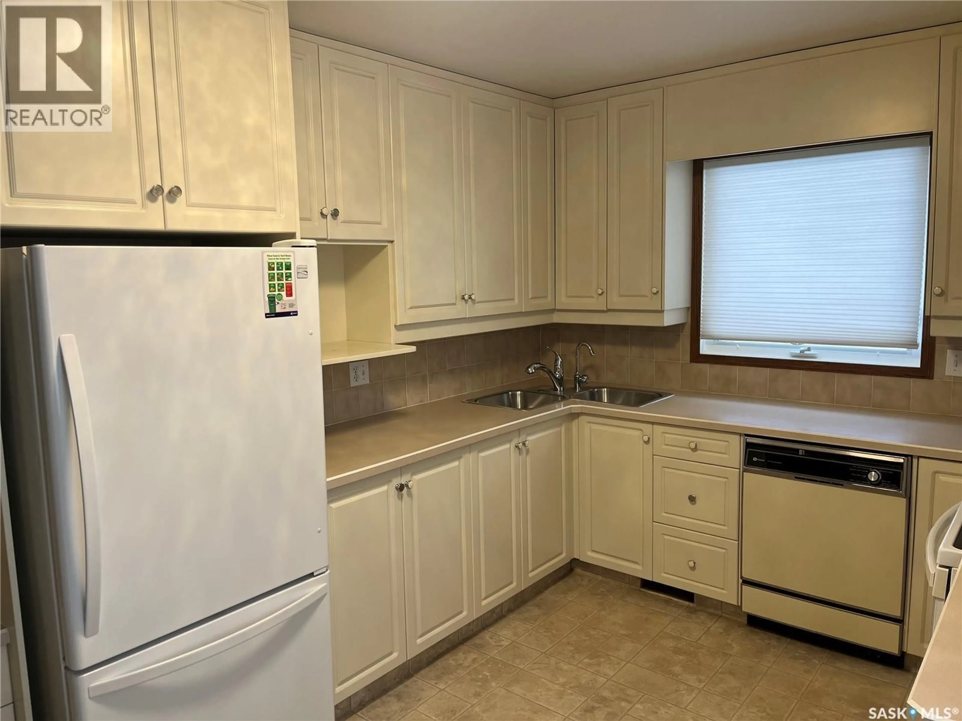 Standard kitchen, unknown for 149 WALDEN CRESCENT, Regina Saskatchewan S4N1L4