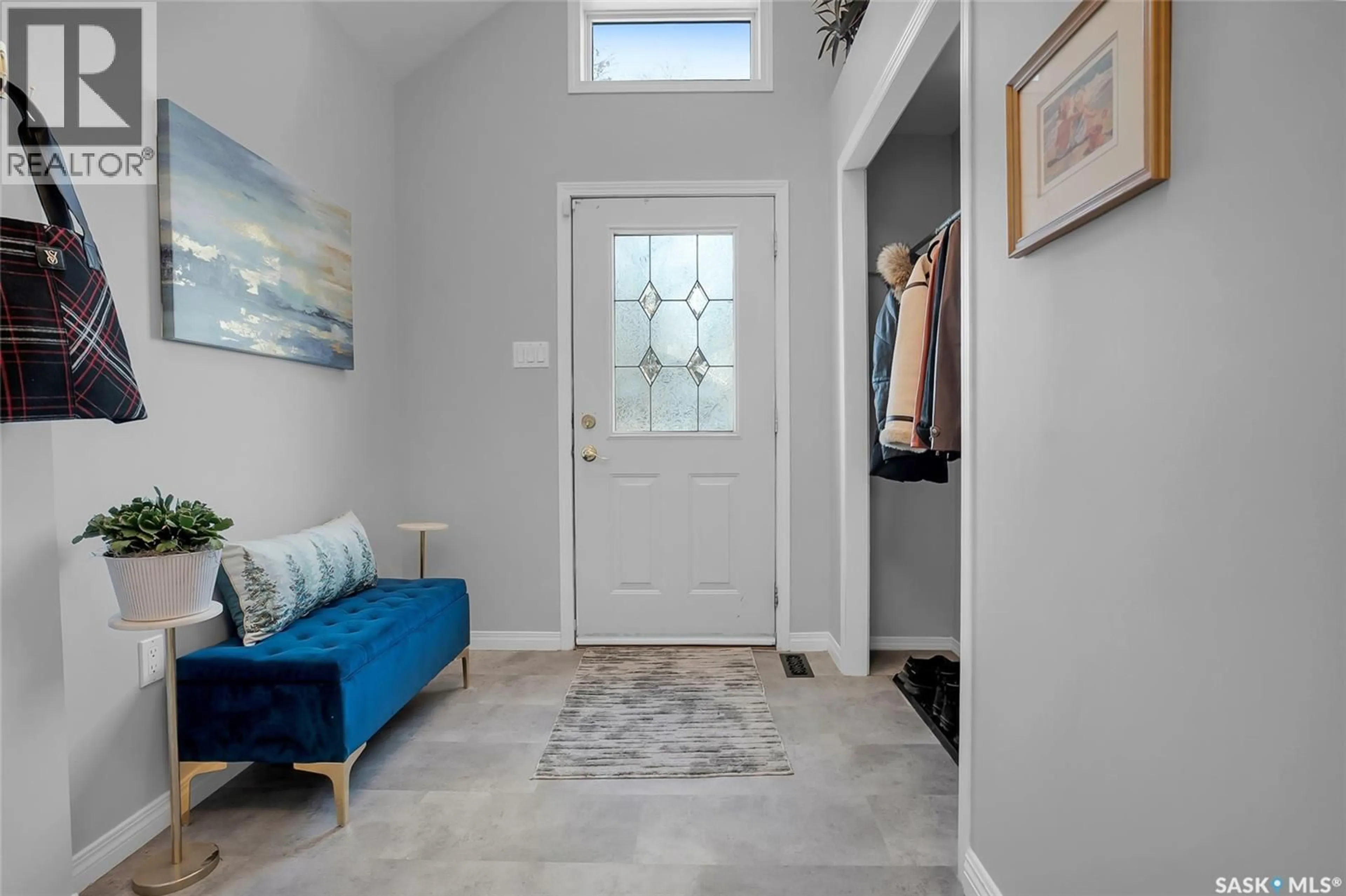 Indoor entryway for 235 J AVENUE, Saskatoon Saskatchewan S7L2J9