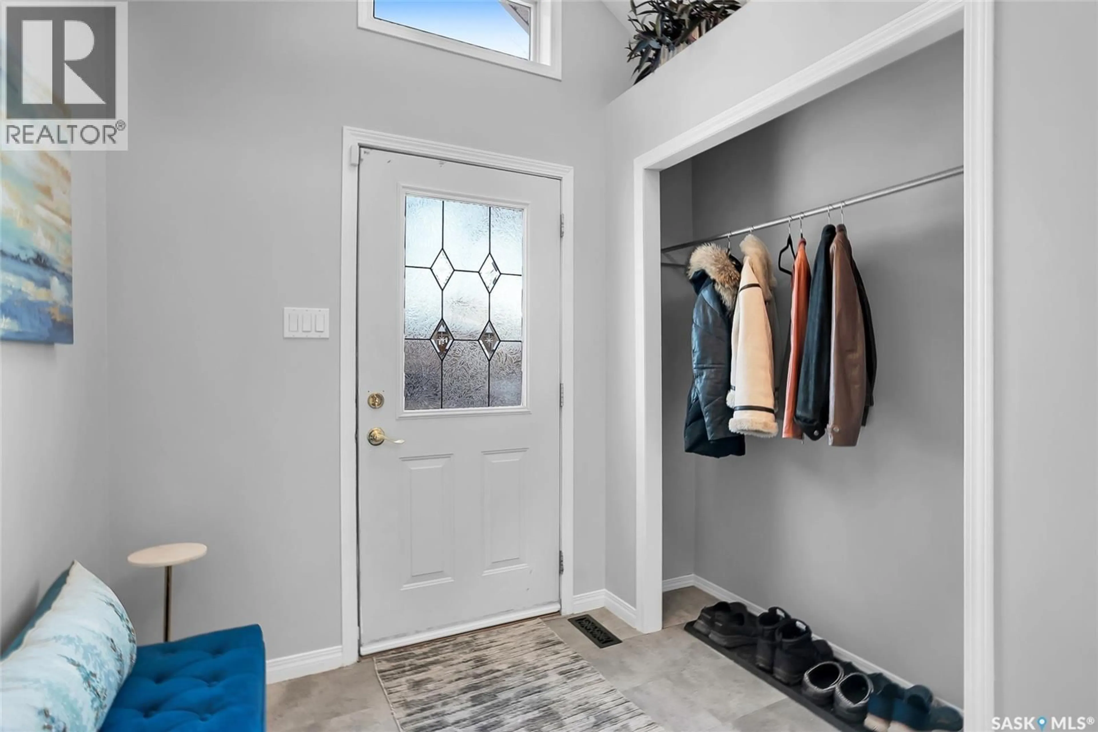 Indoor entryway for 235 J AVENUE, Saskatoon Saskatchewan S7L2J9