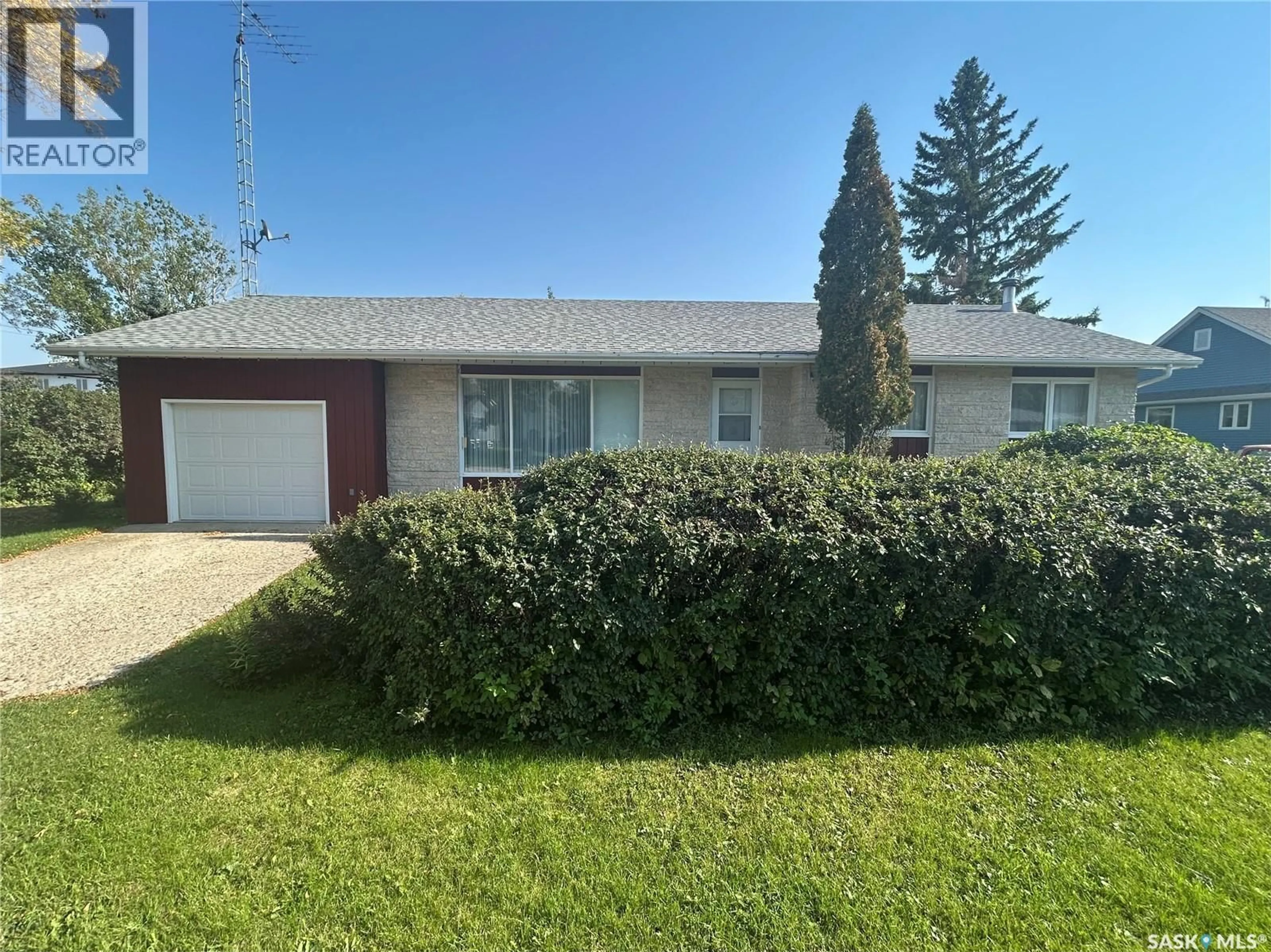 A pic from outside/outdoor area/front of a property/back of a property/a pic from drone, street for 609 OGILVIE STREET, Moosomin Saskatchewan S0G3N0