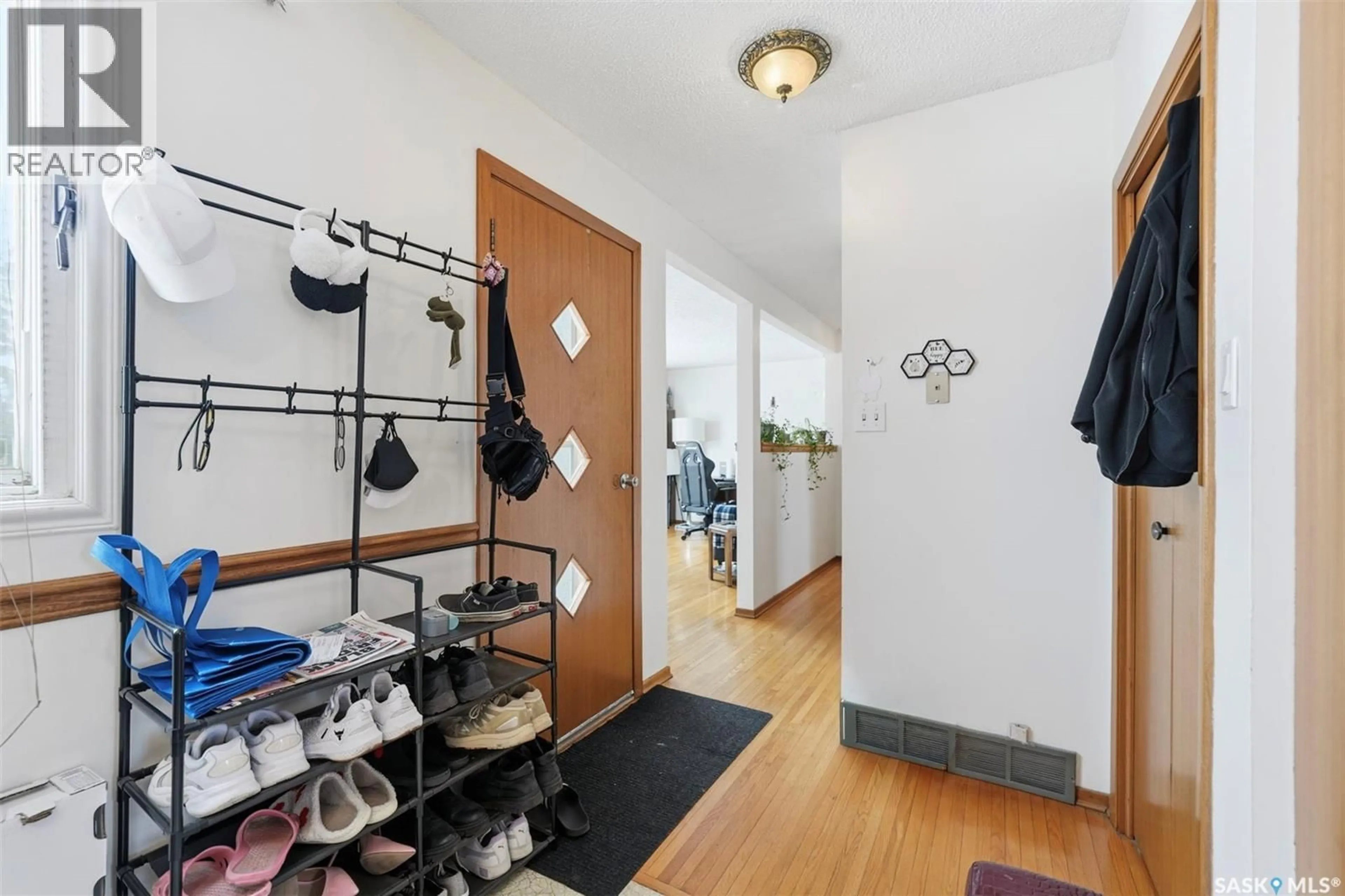 Indoor entryway for 106 112TH STREET, Saskatoon Saskatchewan S7N1T7