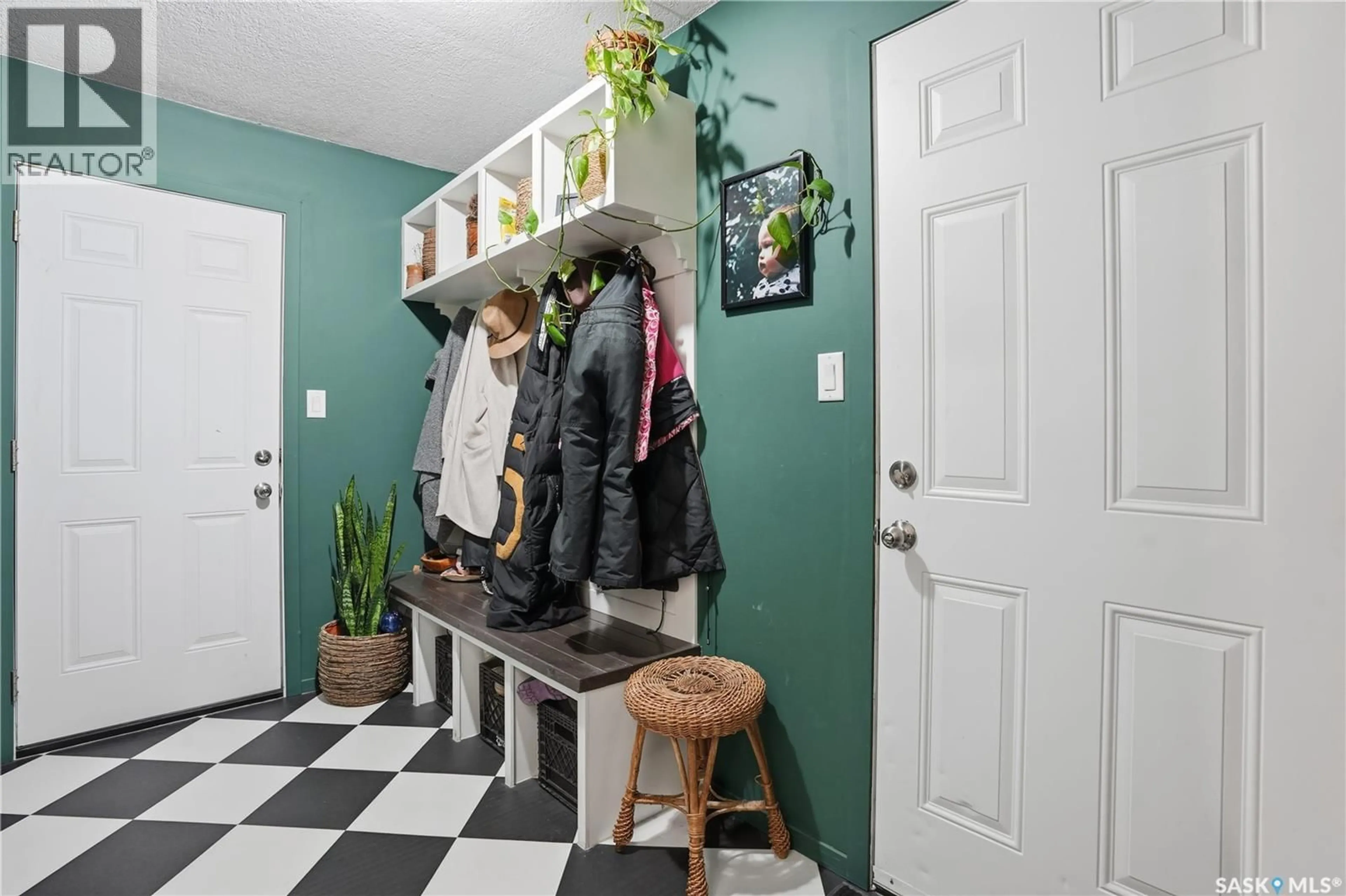 Indoor entryway for E - 600 MULLIN AVENUE, Regina Saskatchewan S4N1C9