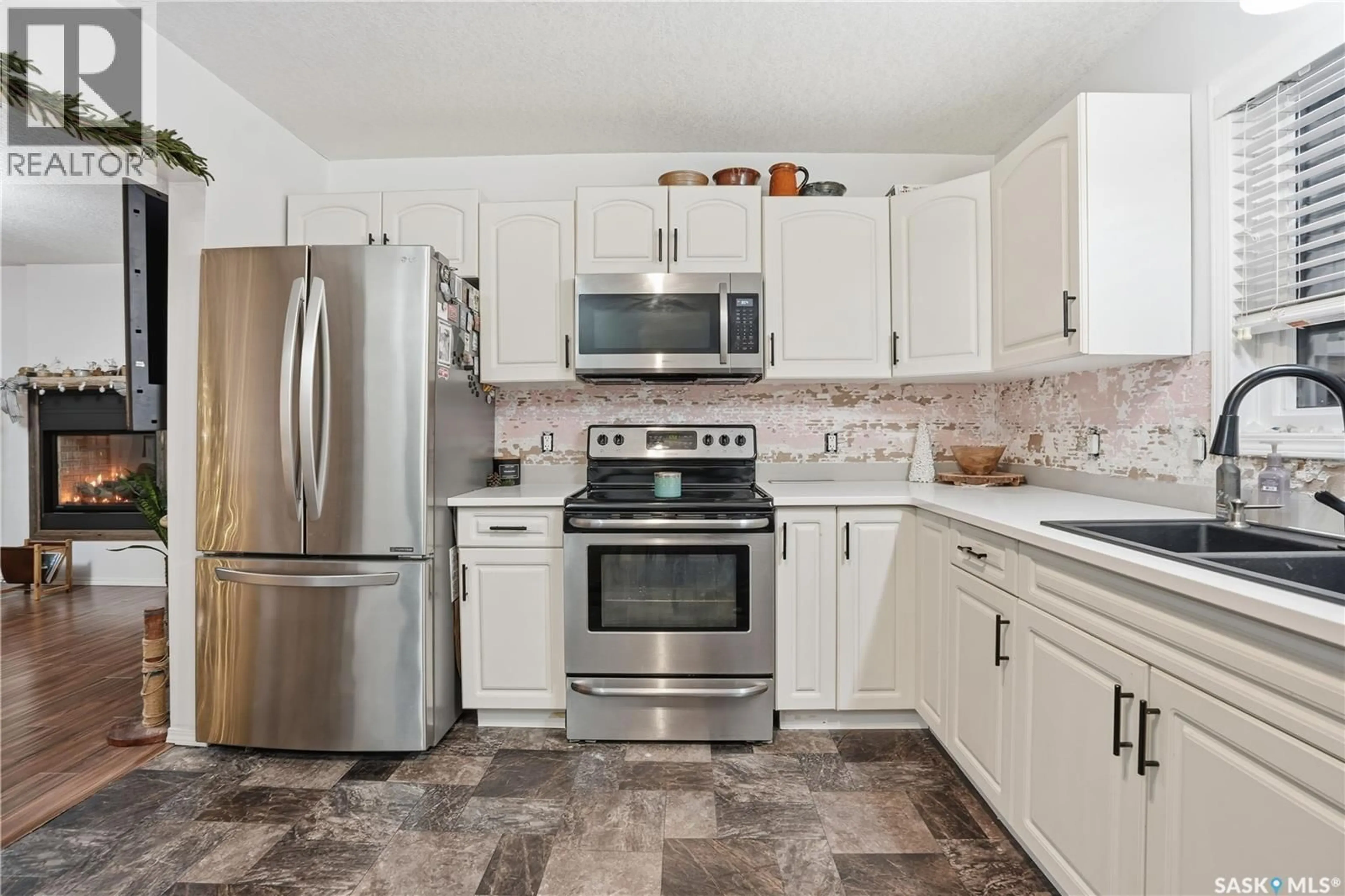 Standard kitchen, ceramic/tile floor for E - 600 MULLIN AVENUE, Regina Saskatchewan S4N1C9