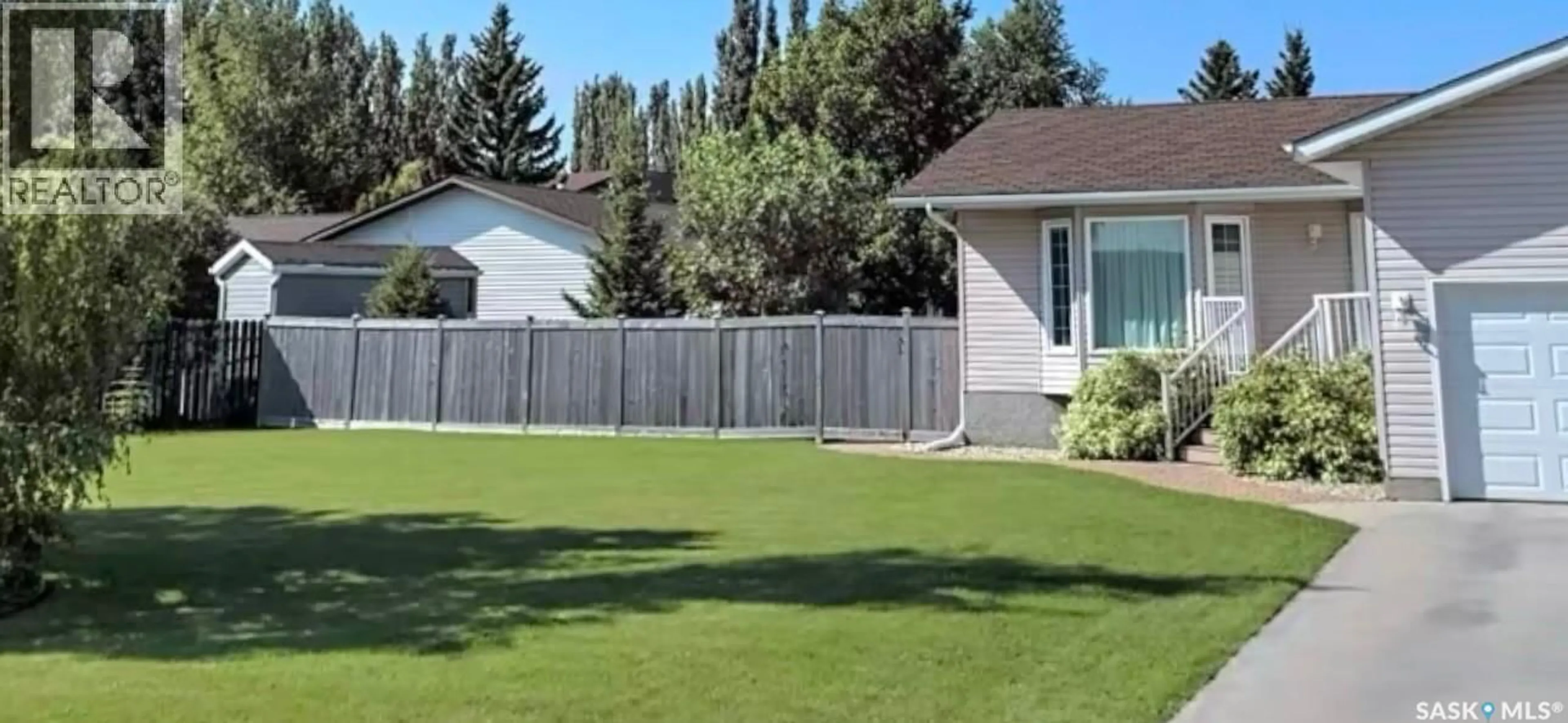 Home with vinyl exterior material, street for 605 PARK AVENUE, Melfort Saskatchewan S0E1A0