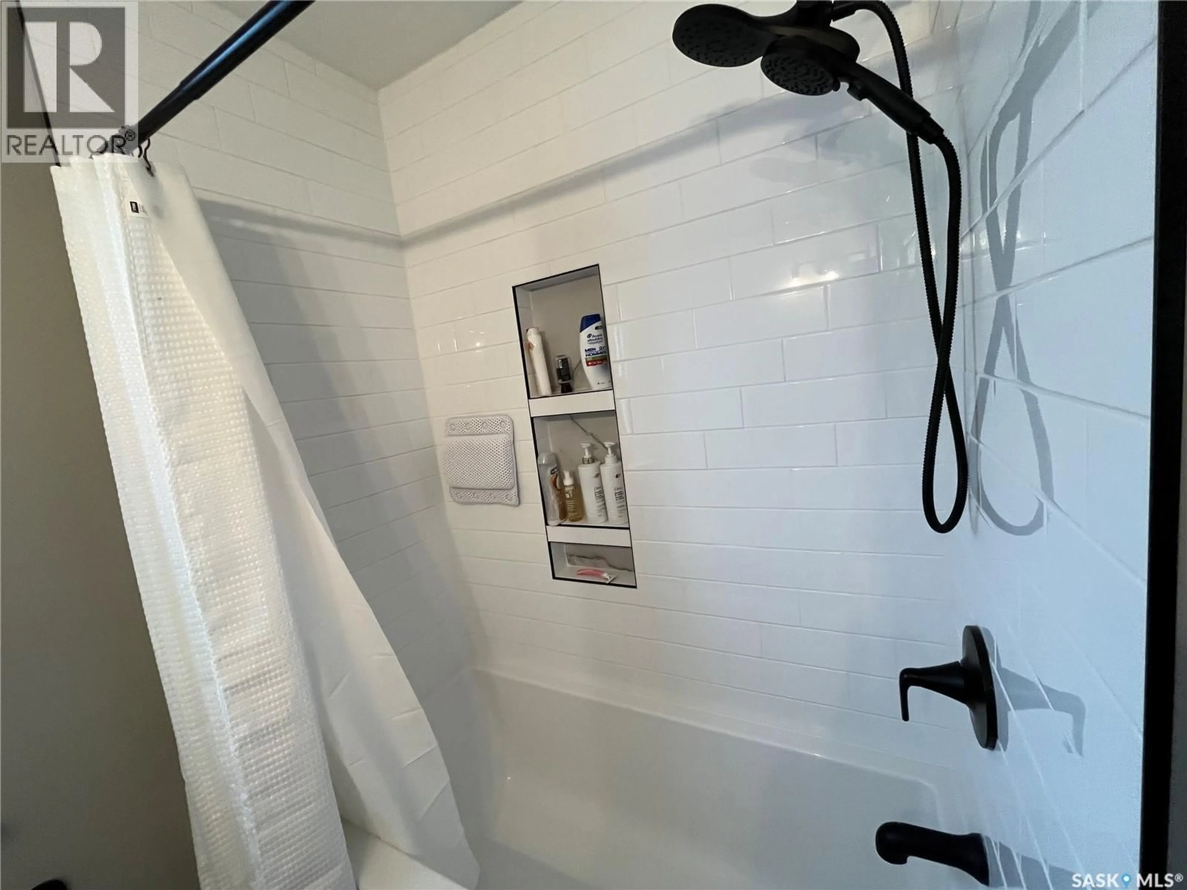 Standard bathroom, ceramic/tile floor for 564 10TH STREET, Prince Albert Saskatchewan S6V0Z6