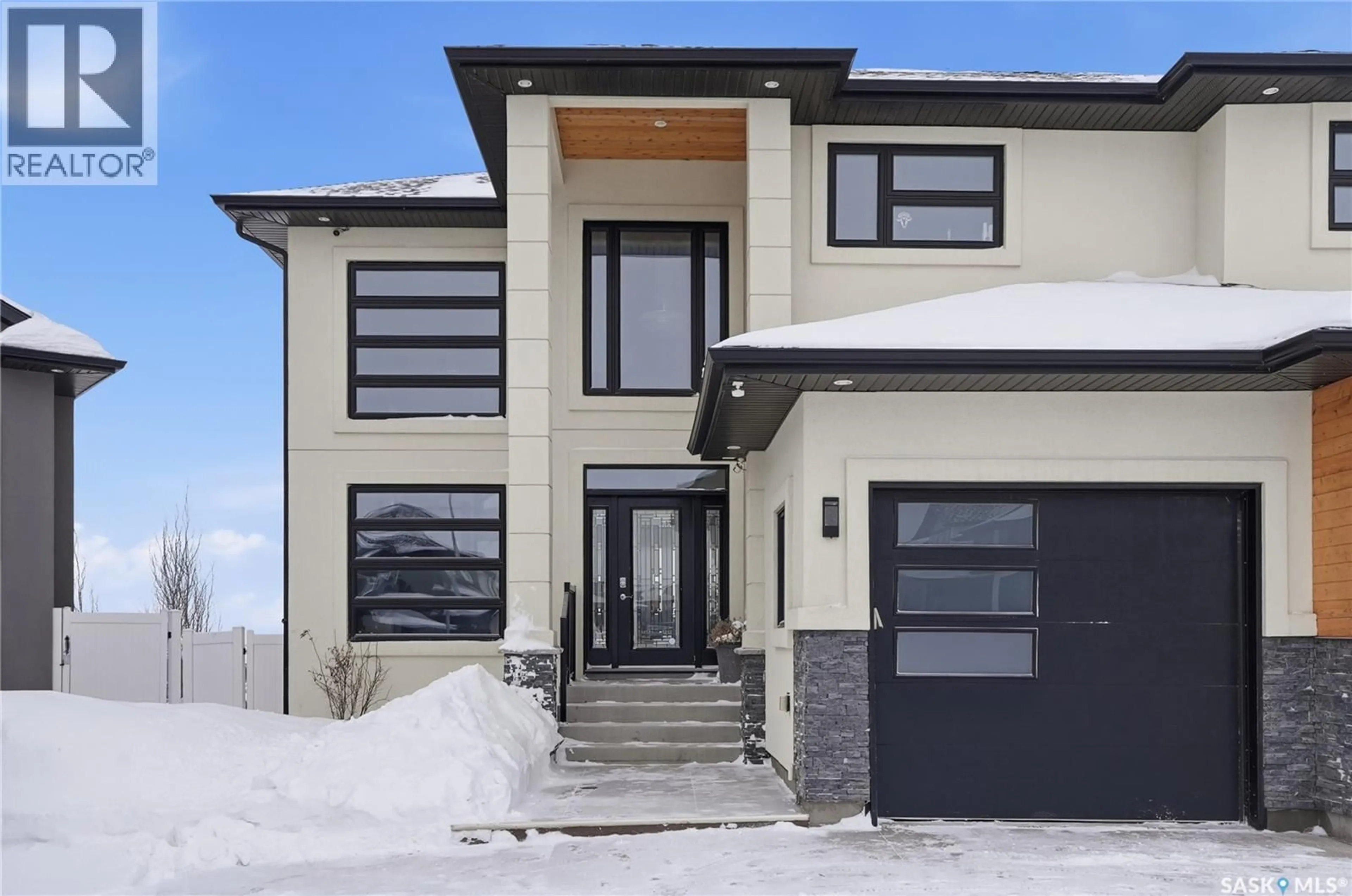 Home with vinyl exterior material, street for 371 FAST COURT, Saskatoon Saskatchewan S7W0W8