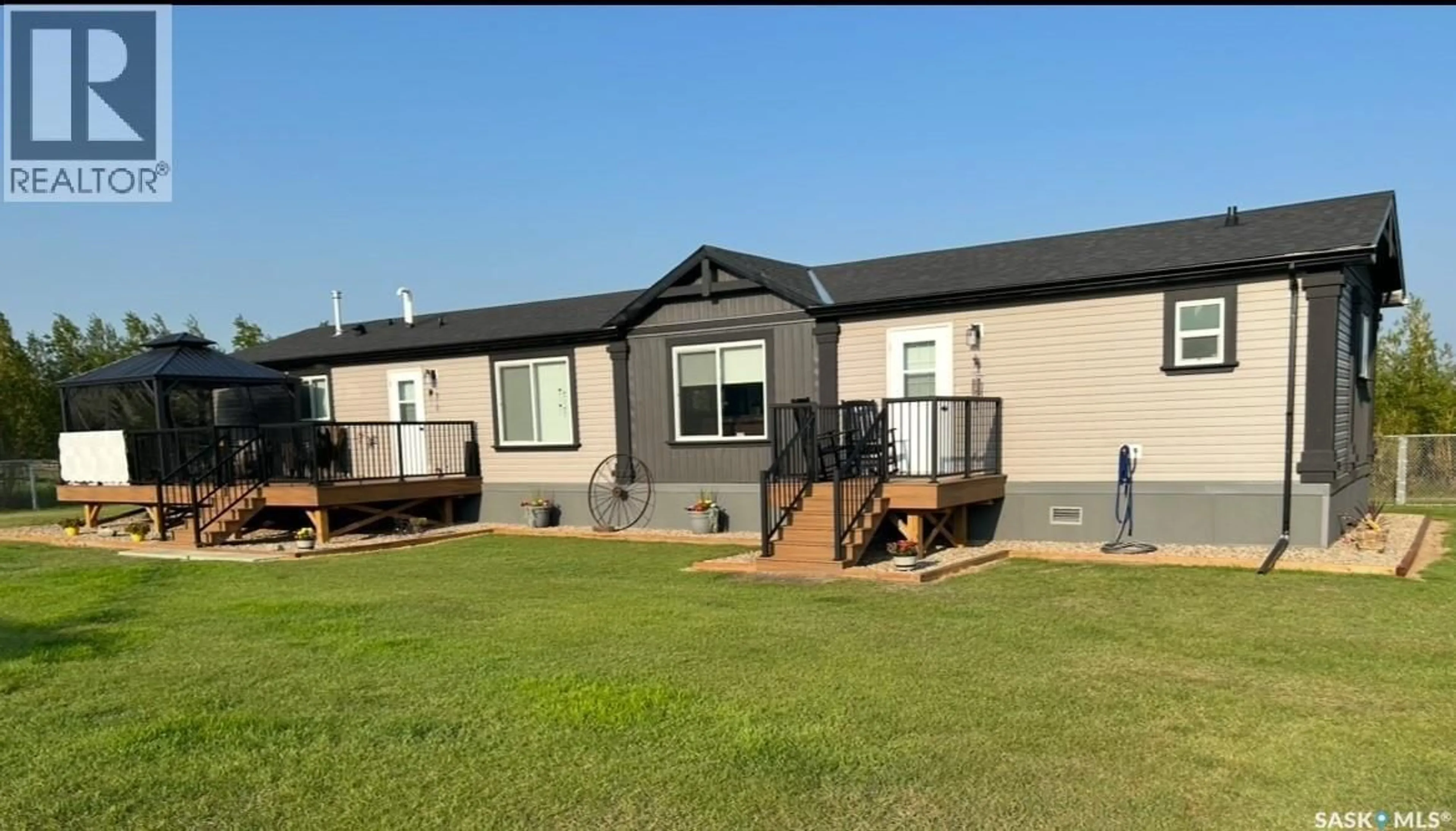 Home with vinyl exterior material, building for E - 502 508 RAILWAY AVENUE, Maidstone Saskatchewan S0M1M0