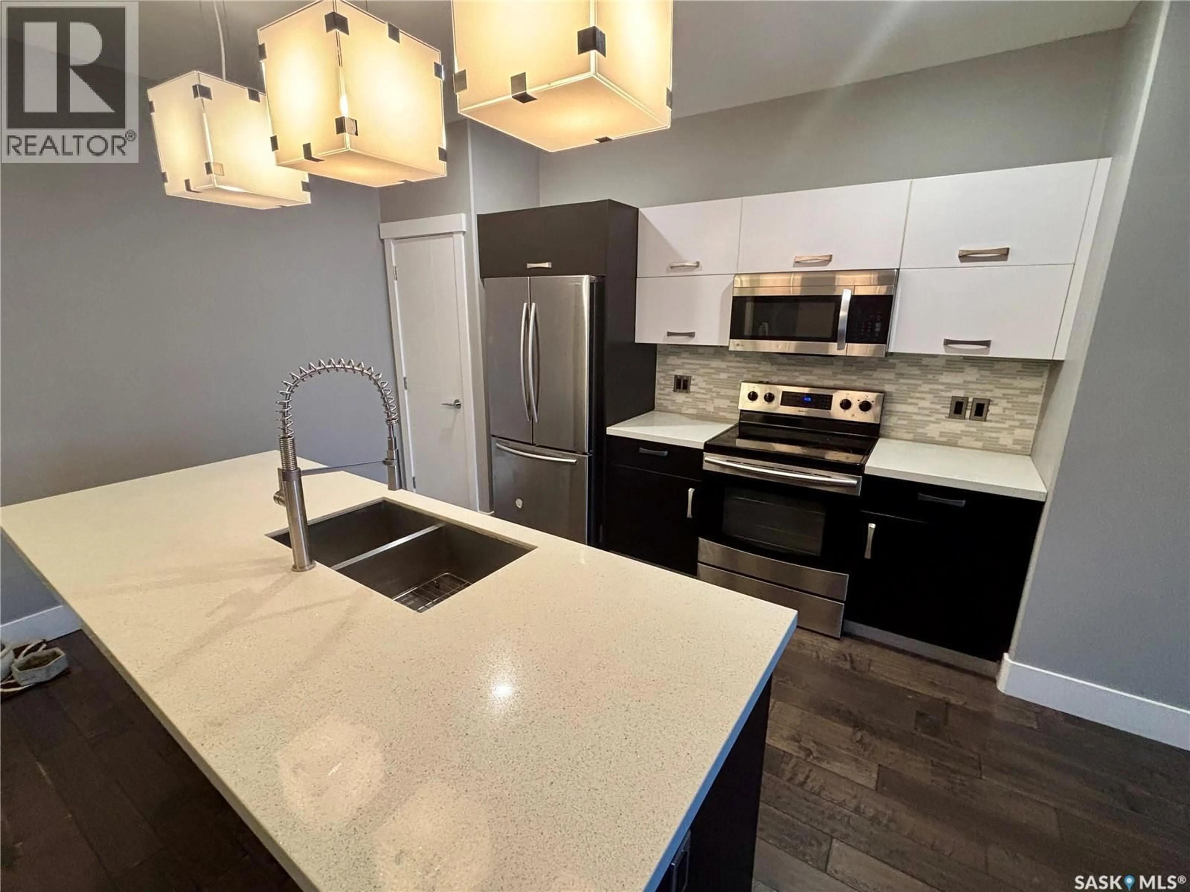 Open concept kitchen, ceramic/tile floor for 204 1010 MAIN STREET E, Saskatoon Saskatchewan S7H0K7