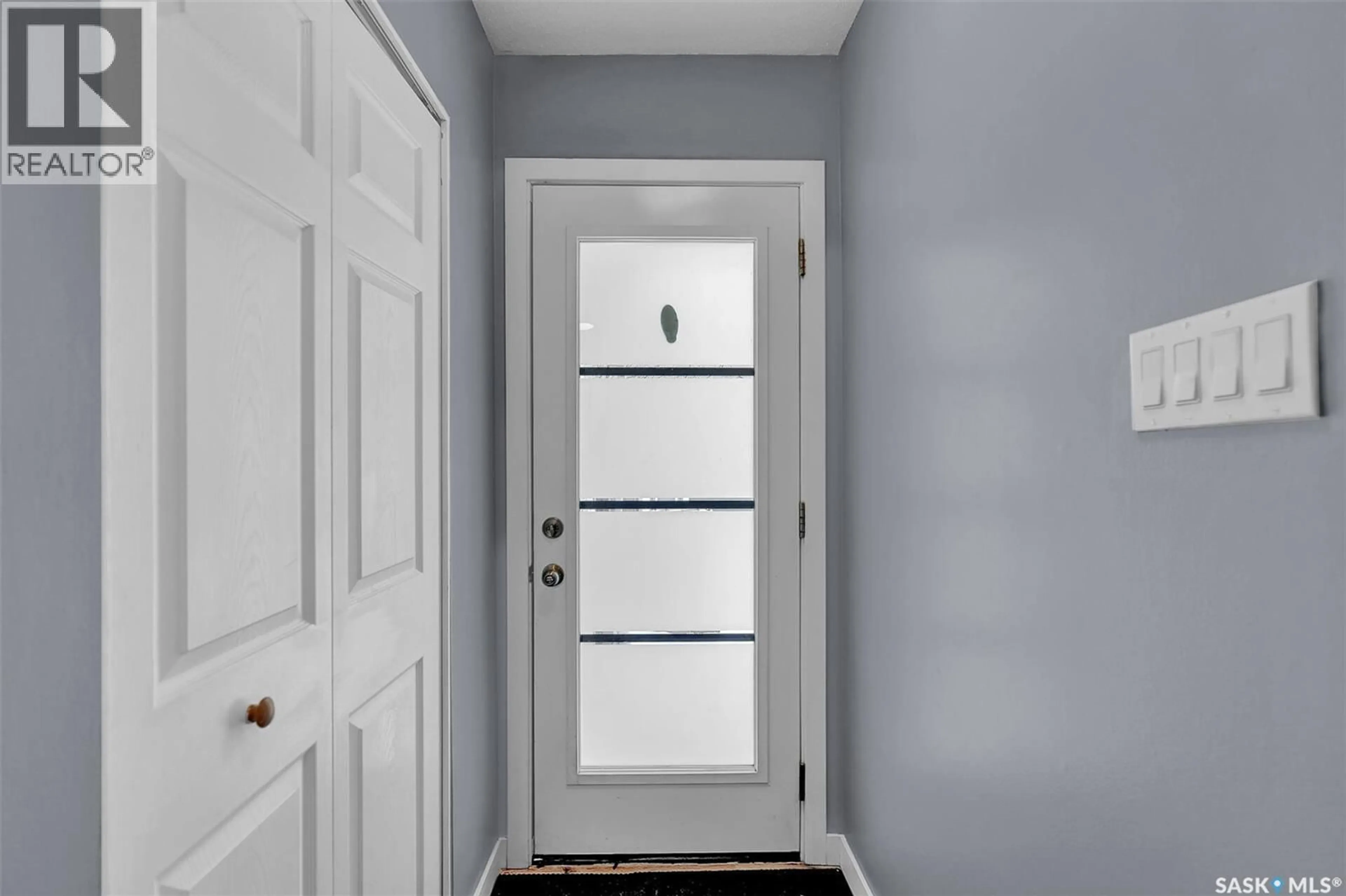 Indoor entryway for 908 SHANNON ROAD, Regina Saskatchewan S4S5K4