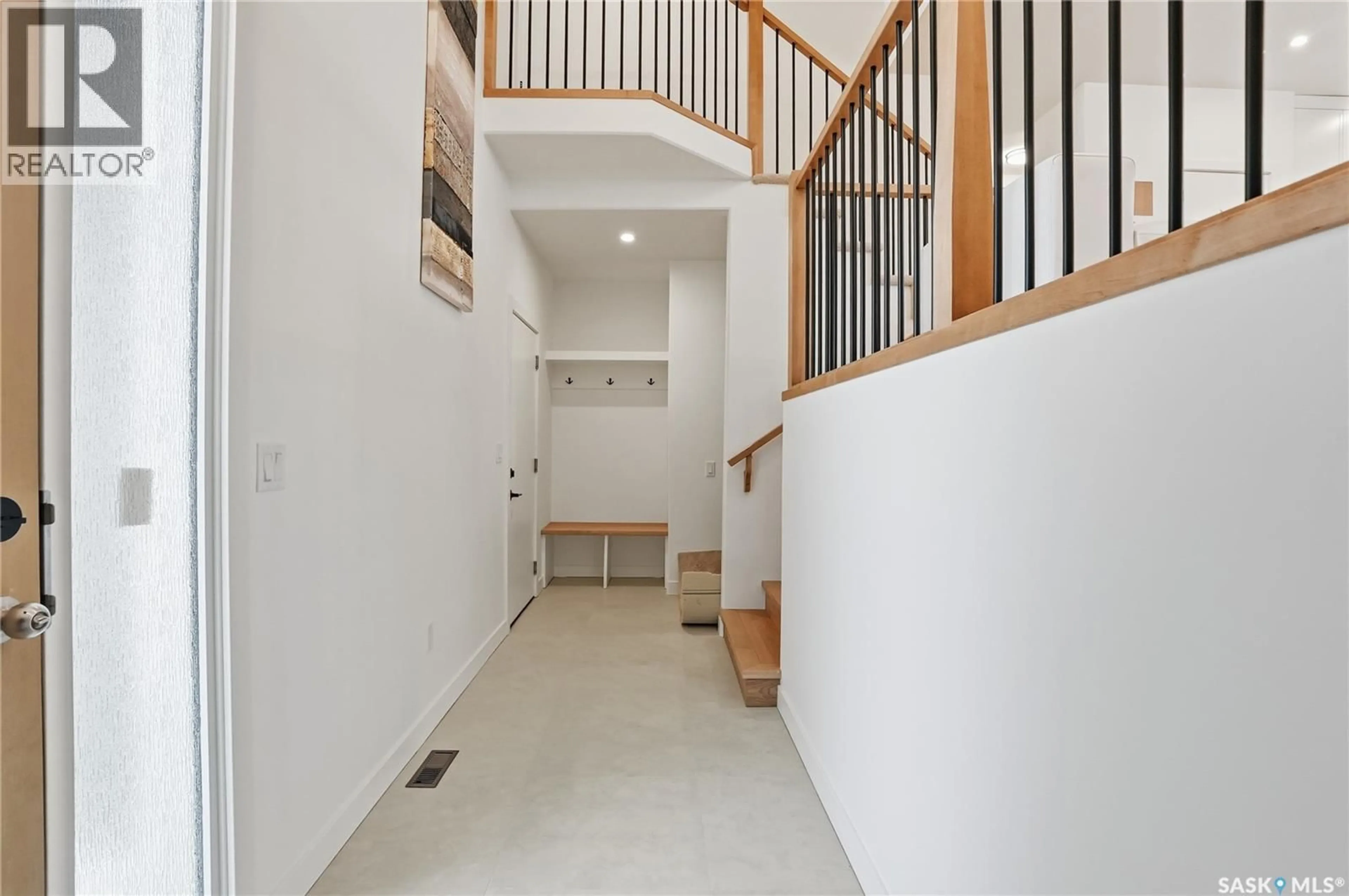 Indoor foyer for 811 BALLESTEROS CRESCENT, Warman Saskatchewan S0K4S4