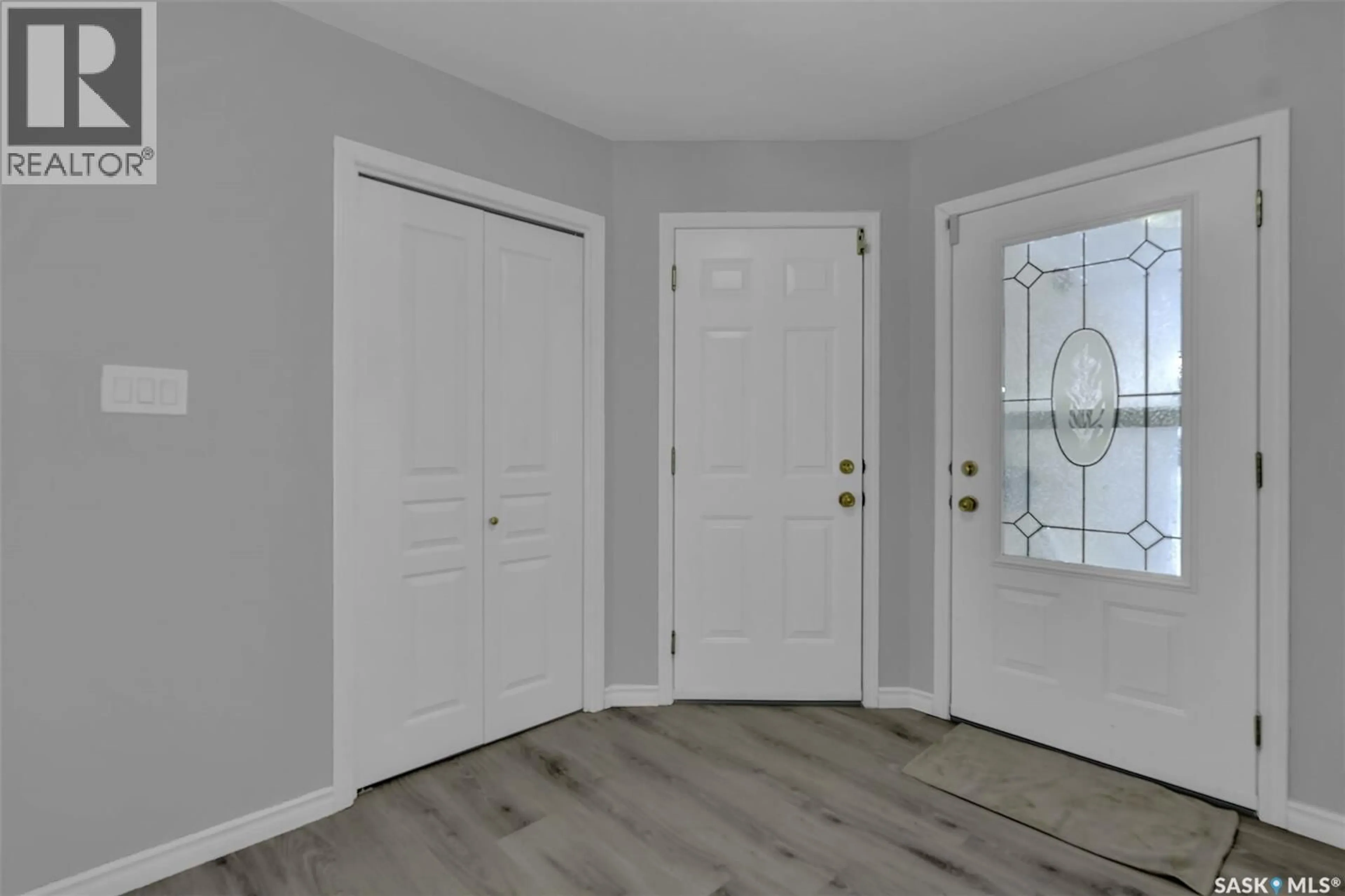 Indoor entryway for 812 15TH AVENUE, Regina Saskatchewan S4N7R3