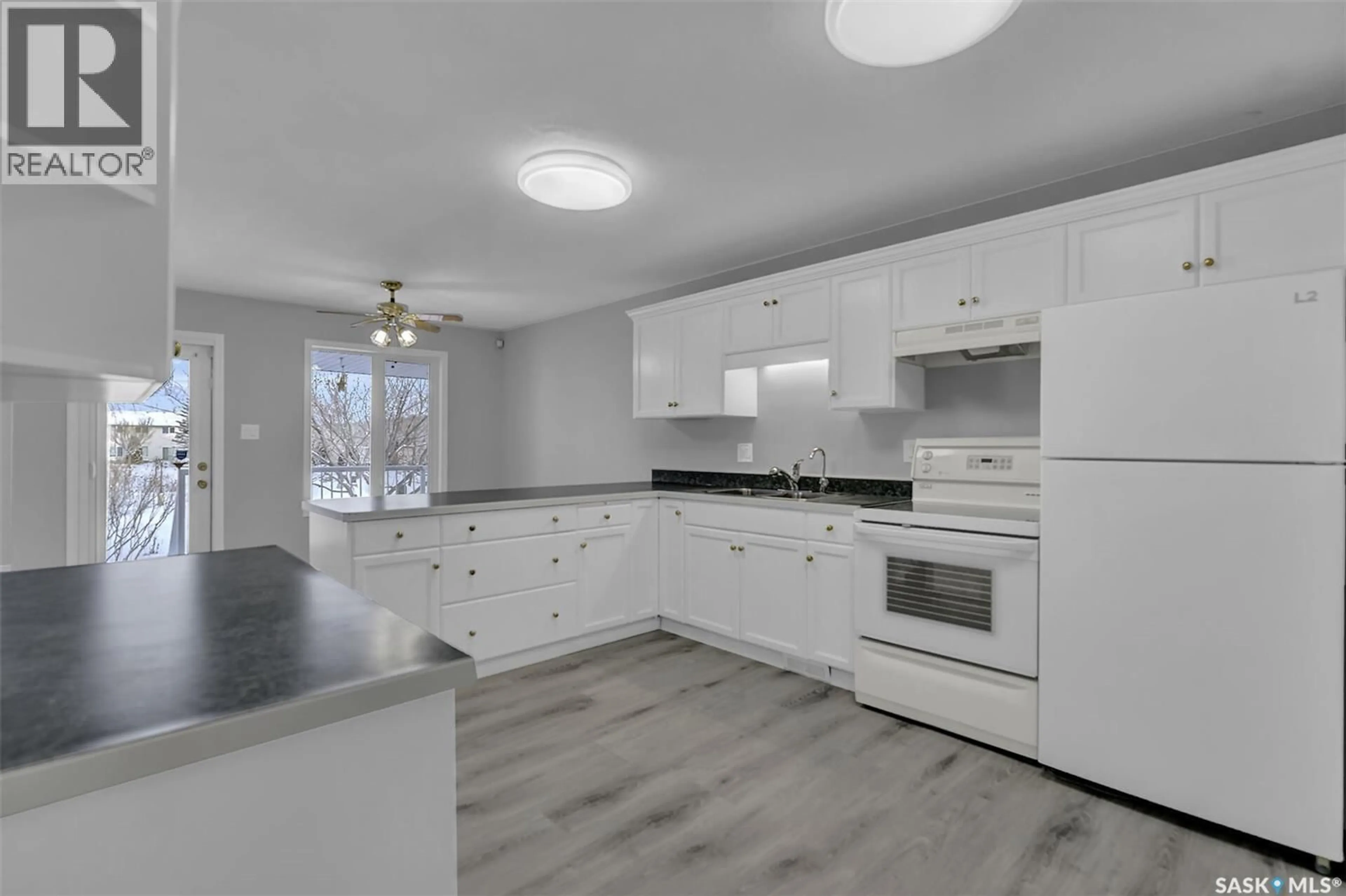 Open concept kitchen, unknown for 812 15TH AVENUE, Regina Saskatchewan S4N7R3
