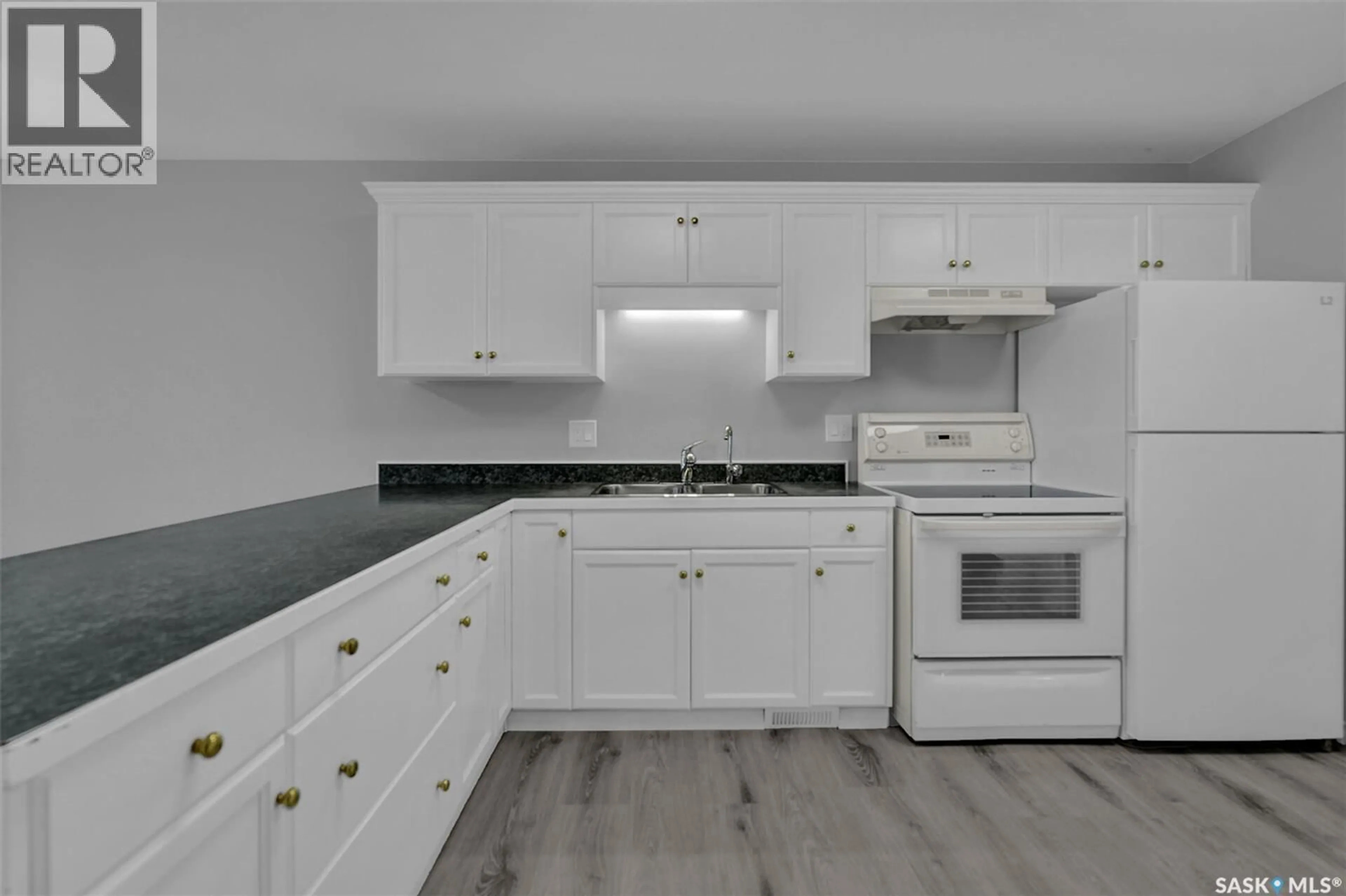 Standard kitchen, unknown for 812 15TH AVENUE, Regina Saskatchewan S4N7R3