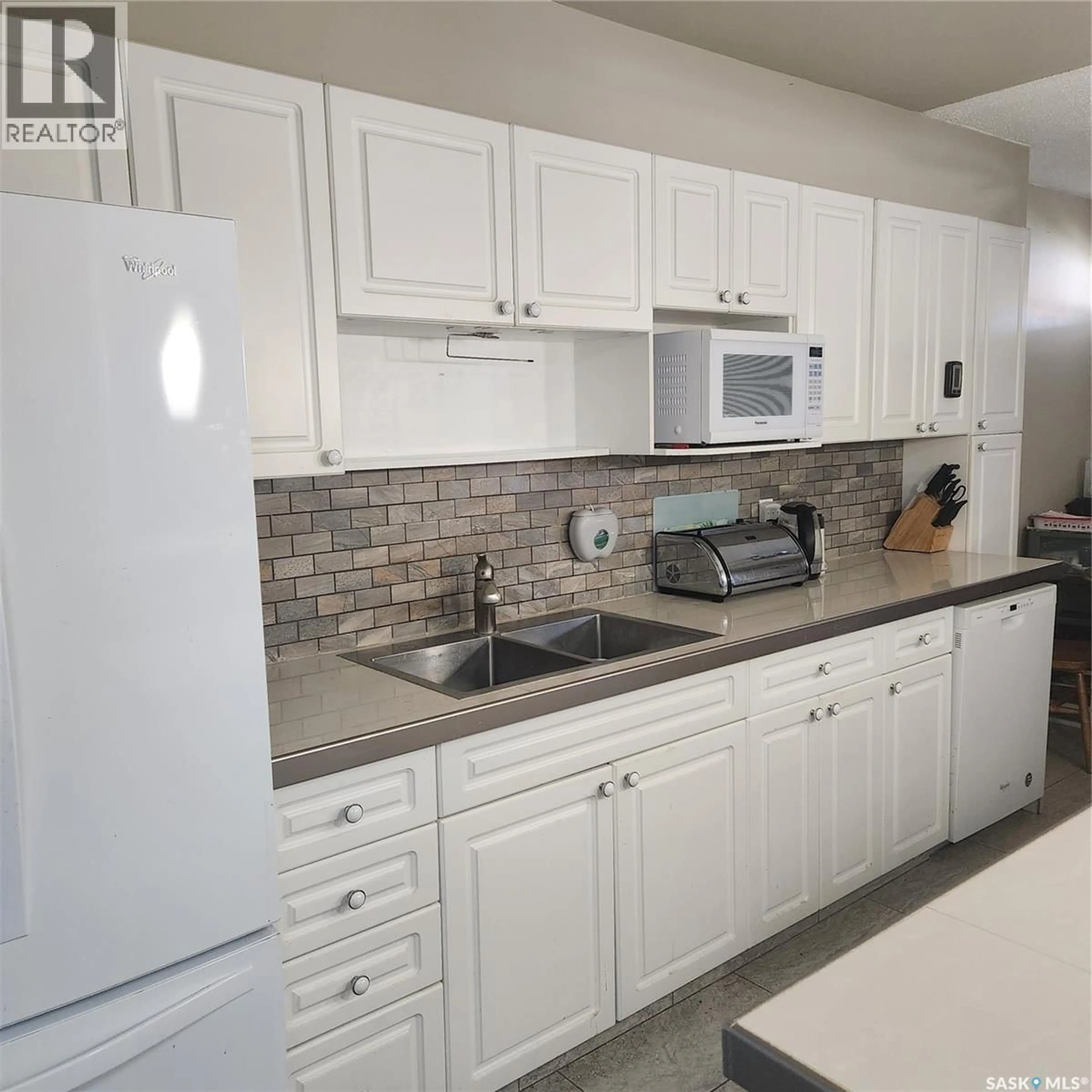 Standard kitchen, ceramic/tile floor for 17 - 1292 GORDON ROAD, Moose Jaw Saskatchewan S6H3E5