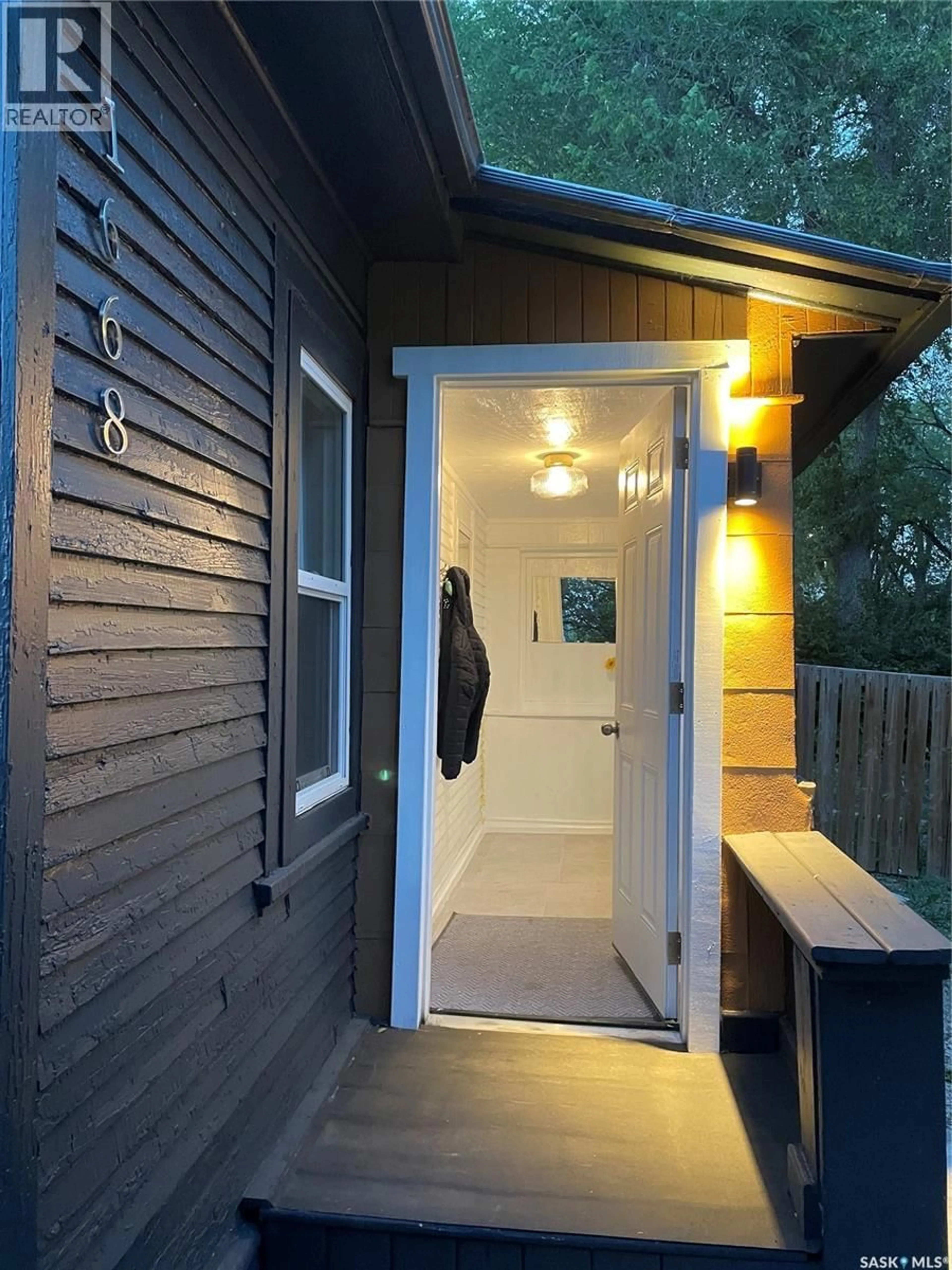 Indoor entryway for 1668 OTTAWA STREET, Regina Saskatchewan S4P1N9
