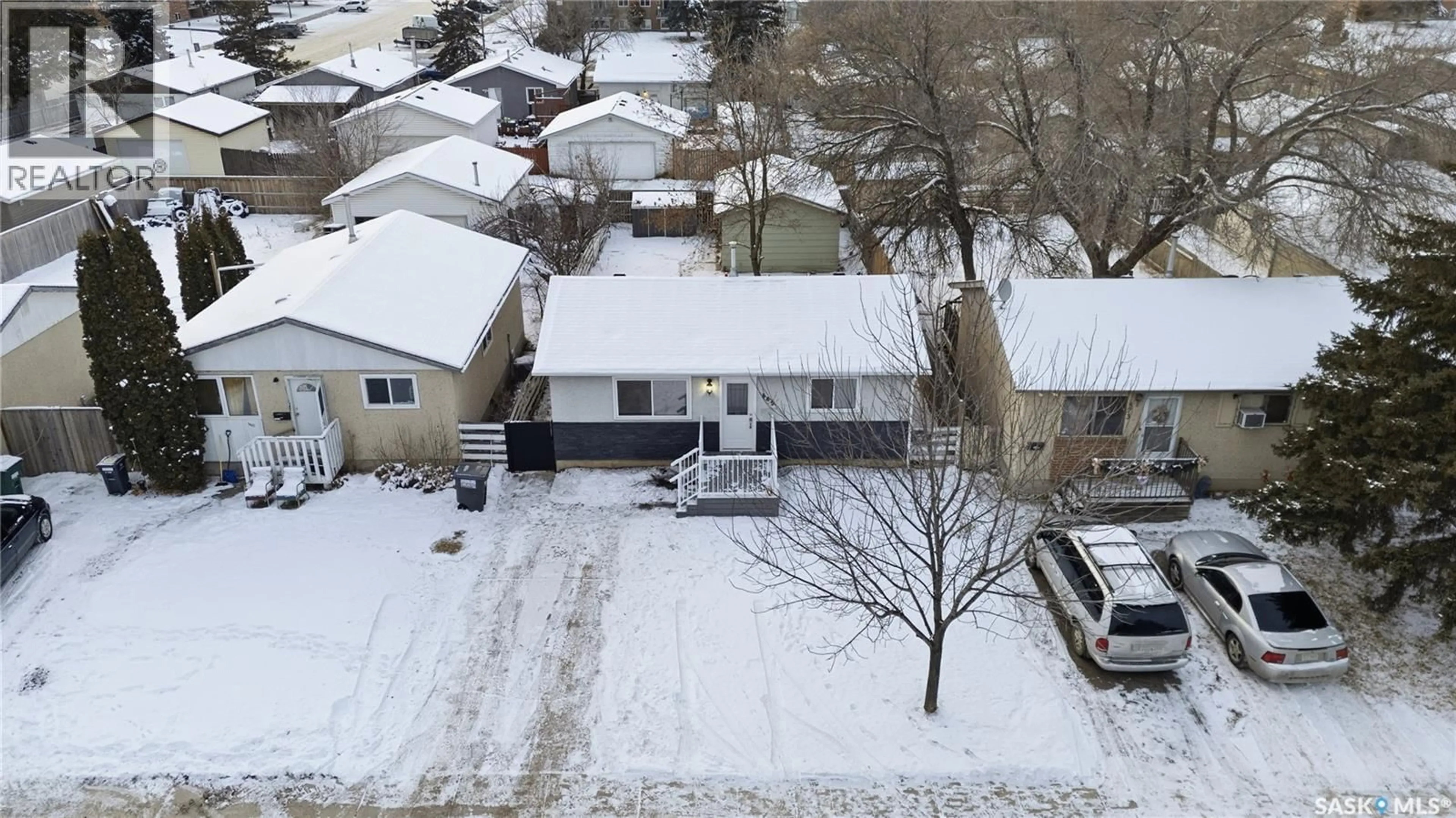 A pic from outside/outdoor area/front of a property/back of a property/a pic from drone, street for 869 MACKLEM DRIVE, Saskatoon Saskatchewan S7L4K1