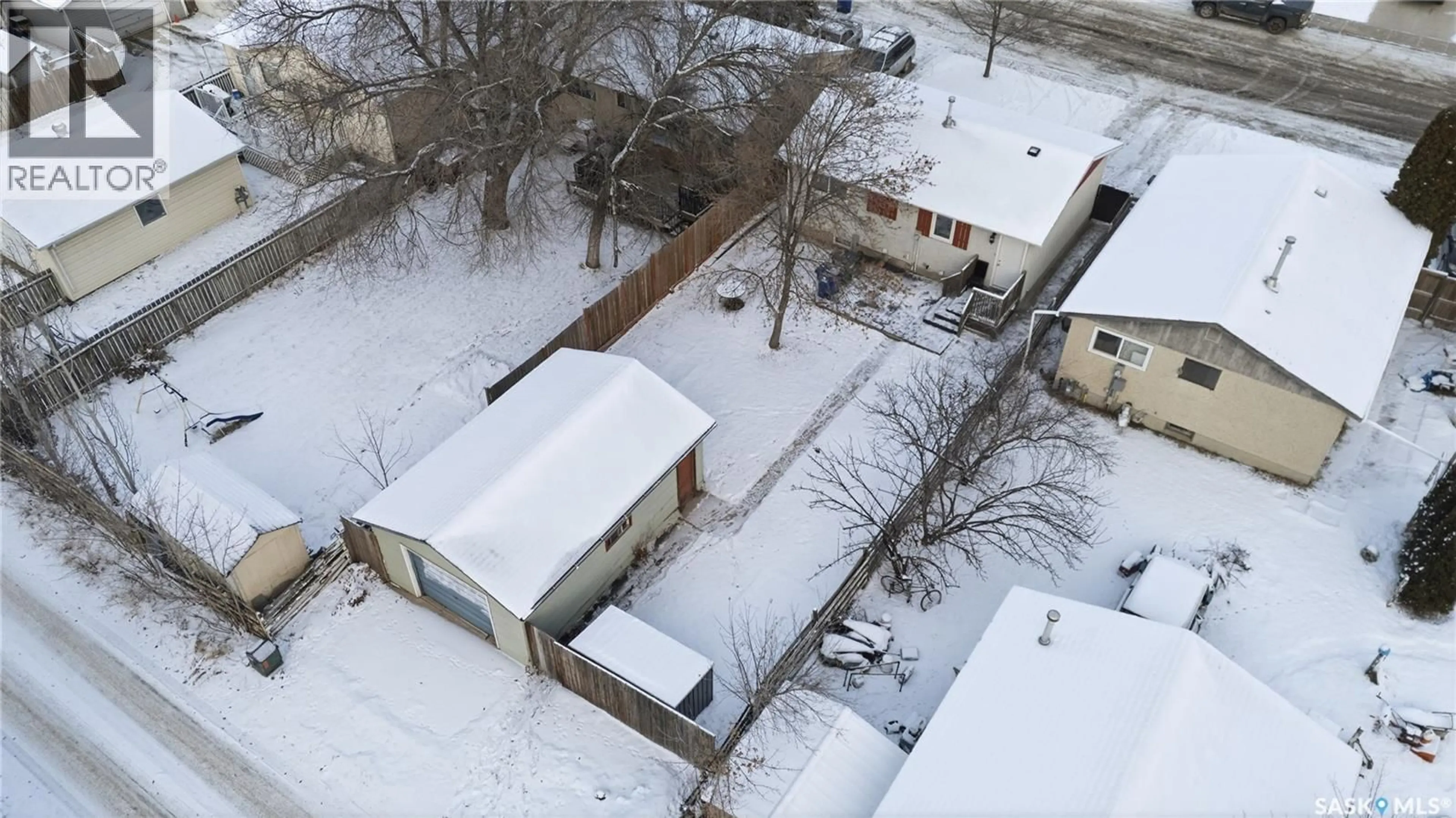 A pic from outside/outdoor area/front of a property/back of a property/a pic from drone, unknown for 869 MACKLEM DRIVE, Saskatoon Saskatchewan S7L4K1