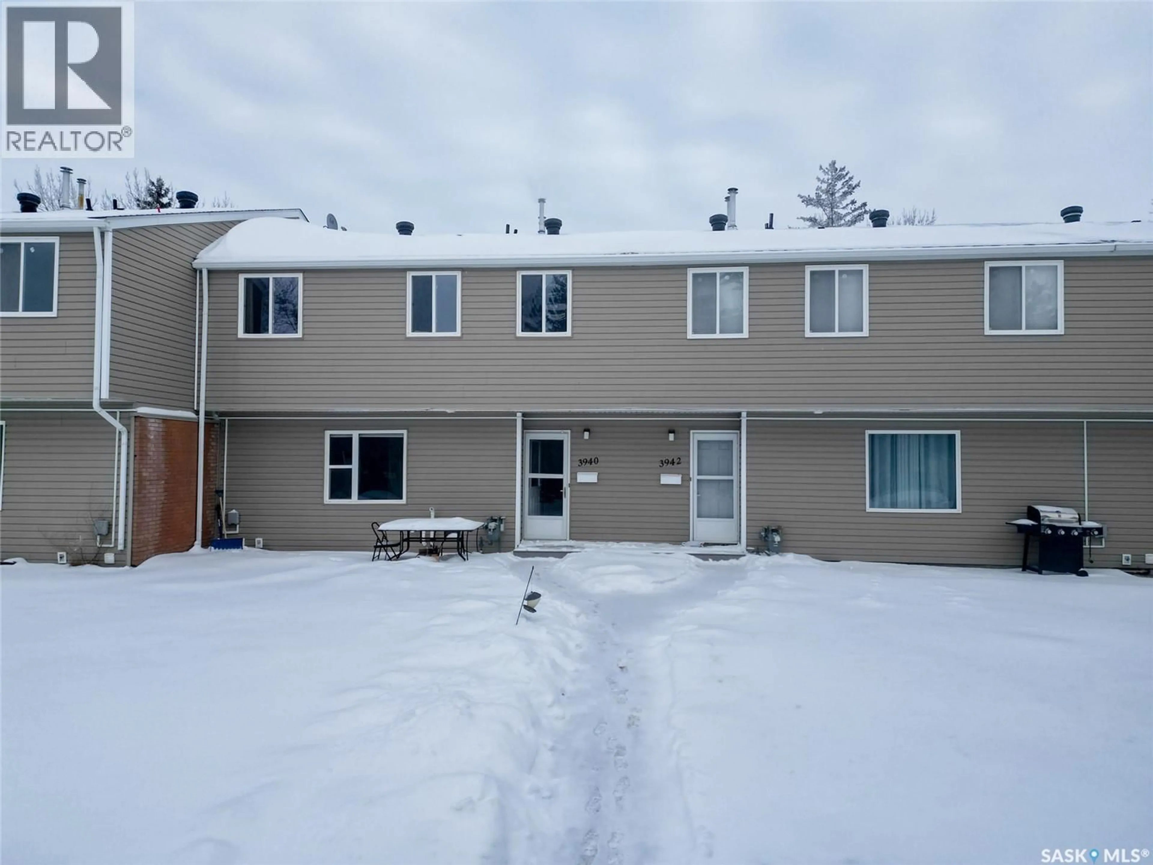 A pic from outside/outdoor area/front of a property/back of a property/a pic from drone, street for 3940 CASTLE ROAD, Regina Saskatchewan S4S6A4