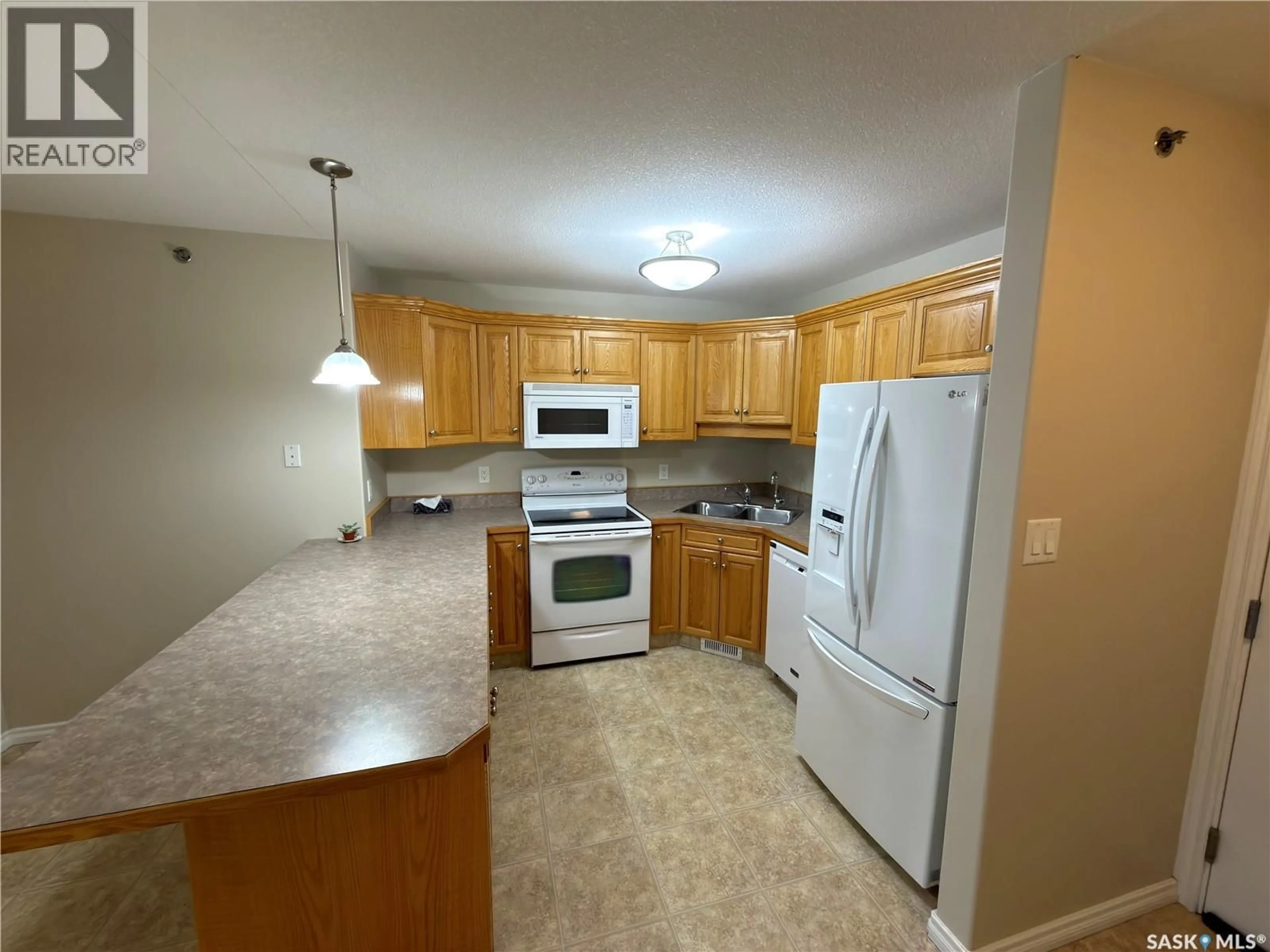 Standard kitchen, unknown for 402 - 2909 ARENS ROAD, Regina Saskatchewan S4V3H8