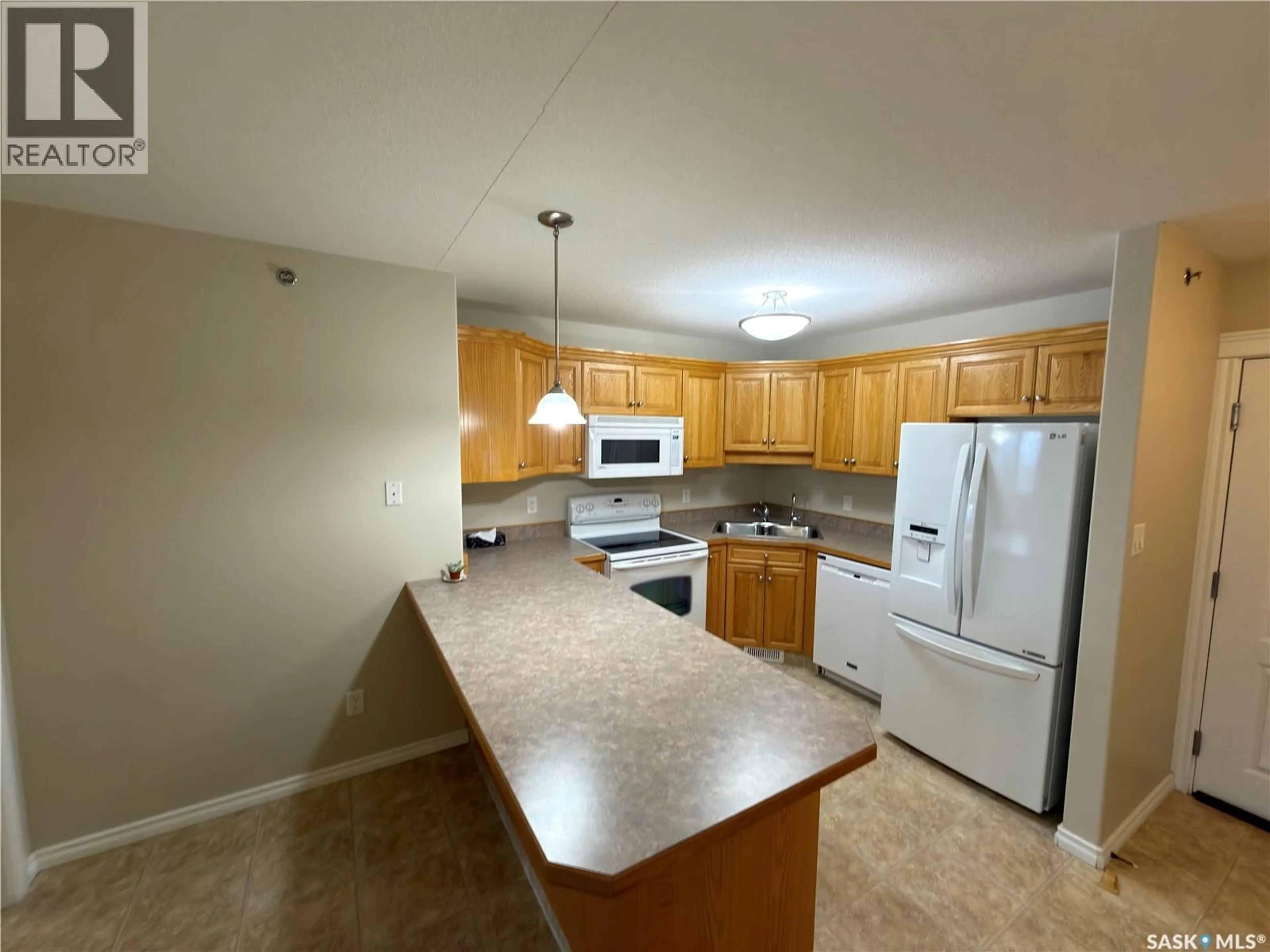 Standard kitchen, unknown for 402 - 2909 ARENS ROAD, Regina Saskatchewan S4V3H8