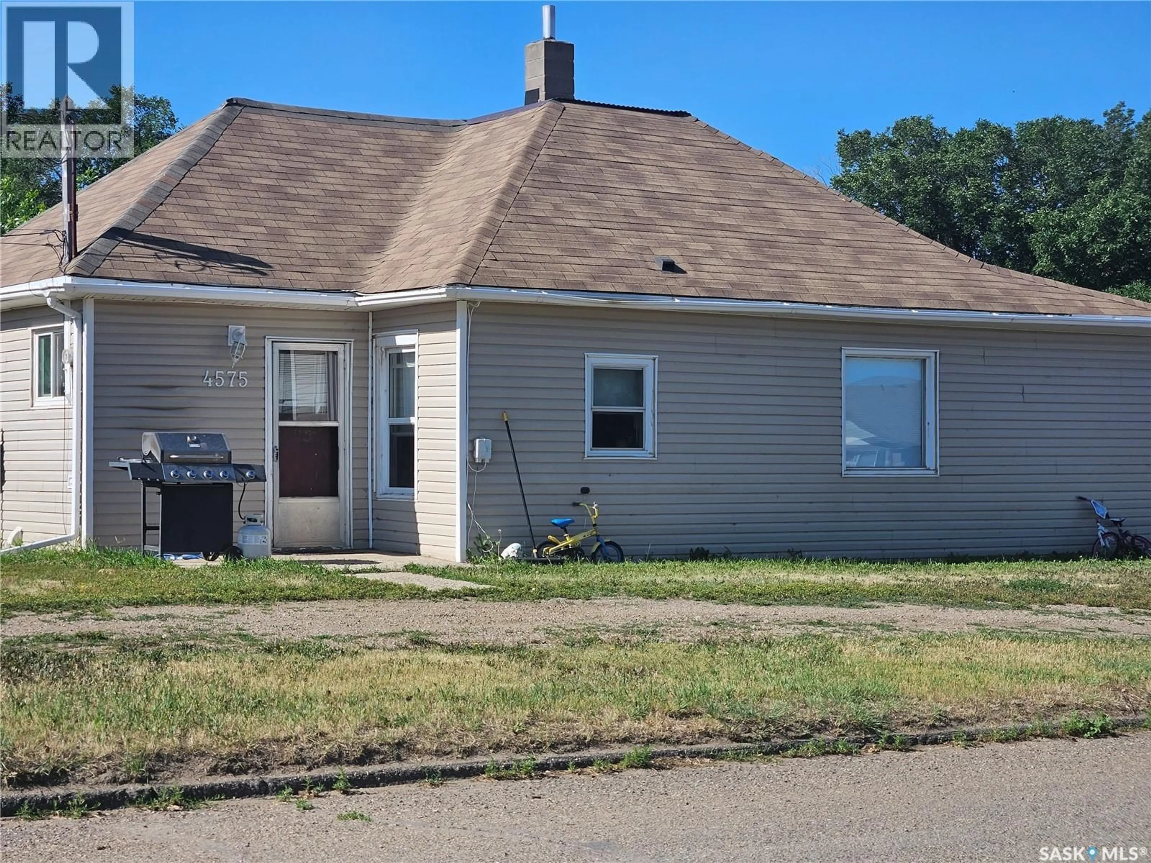 Home with vinyl exterior material, street for 4575 PRICE AVENUE, Gull Lake Saskatchewan S0N1A0