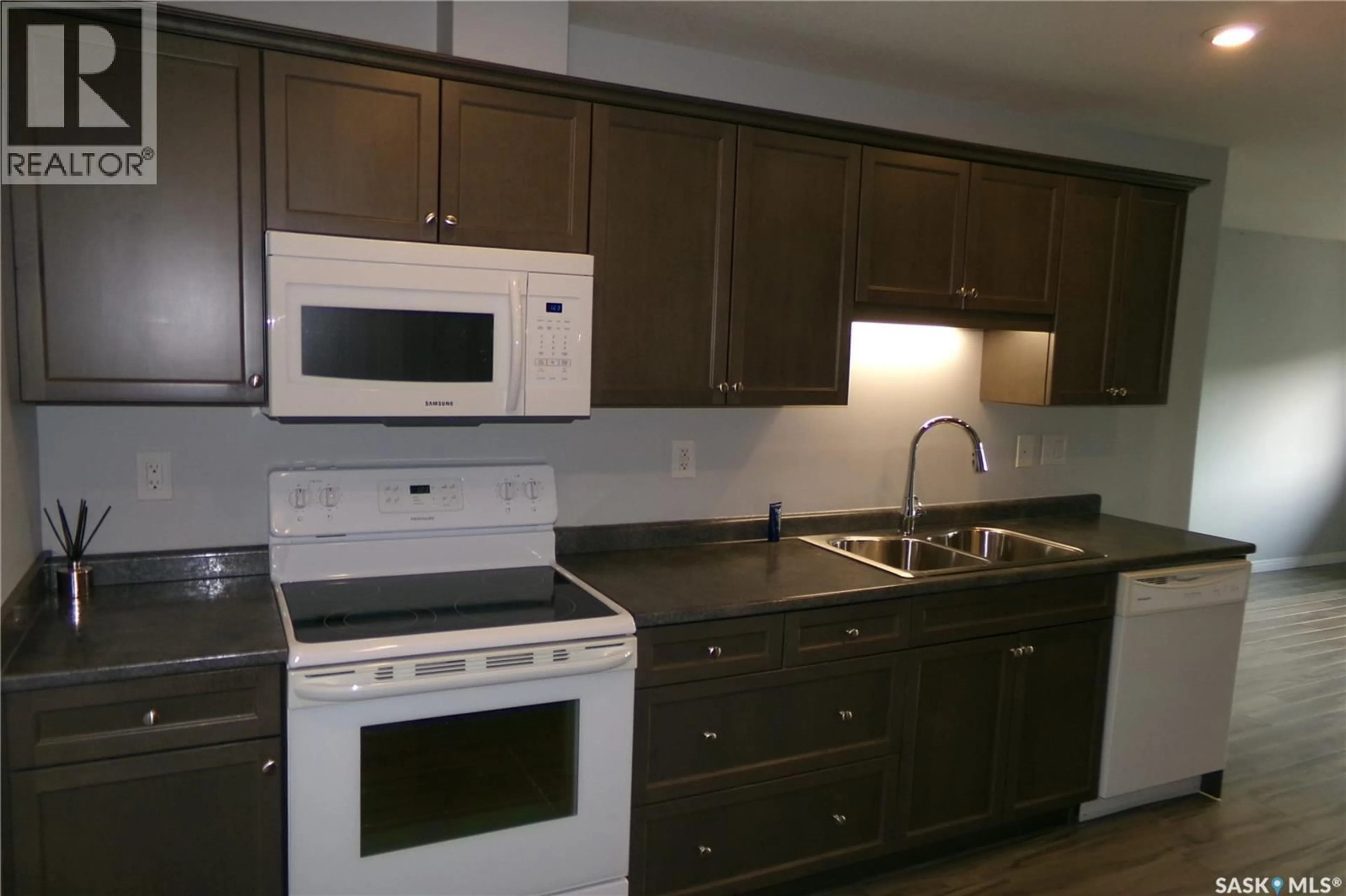 Standard kitchen, wood/laminate floor for 923 - 307 KRISTJANSON ROAD, Saskatoon Saskatchewan S7S0A9
