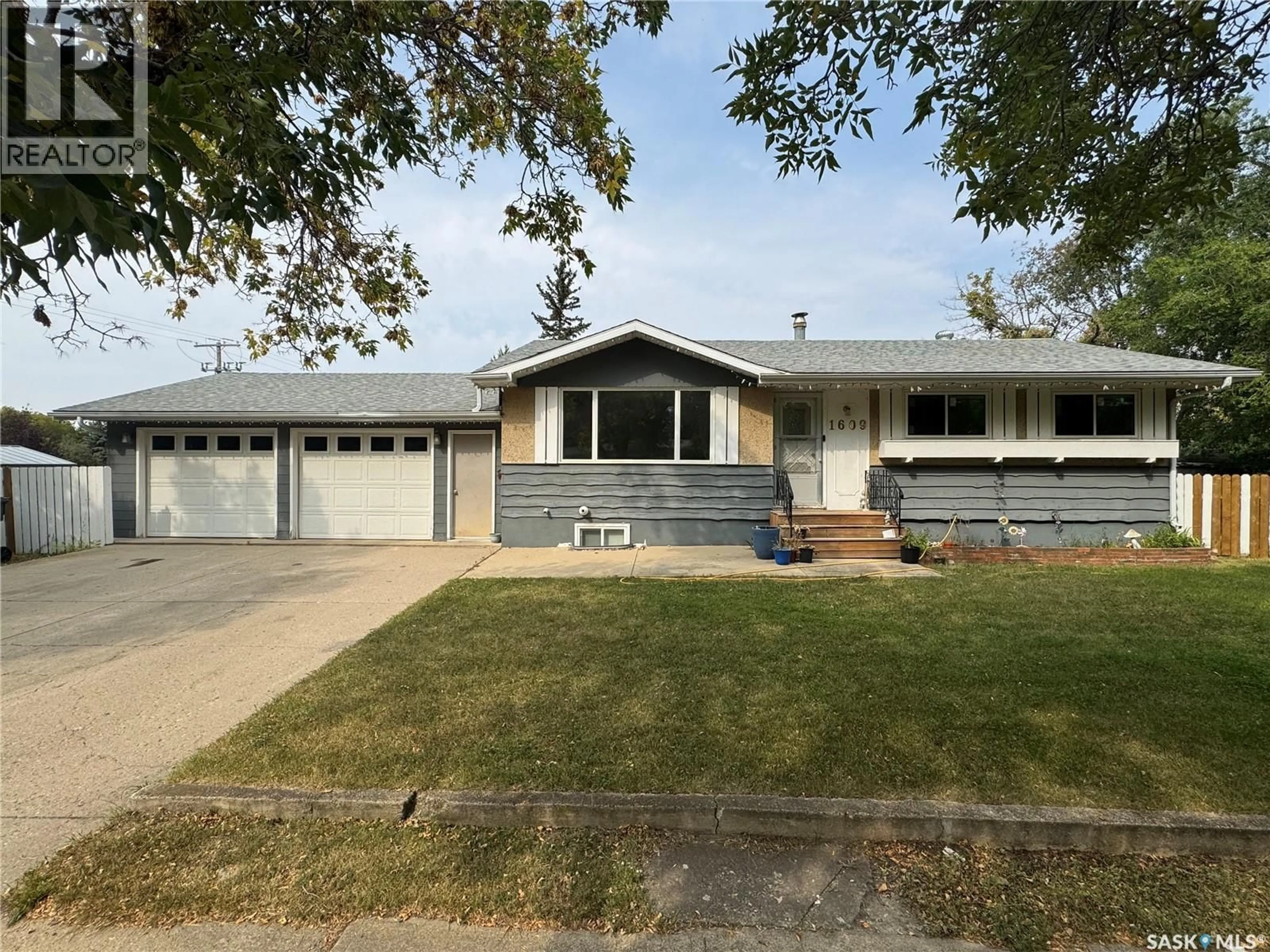 Home with vinyl exterior material, street for 1609 WARREN AVENUE, Weyburn Saskatchewan S4H0M3