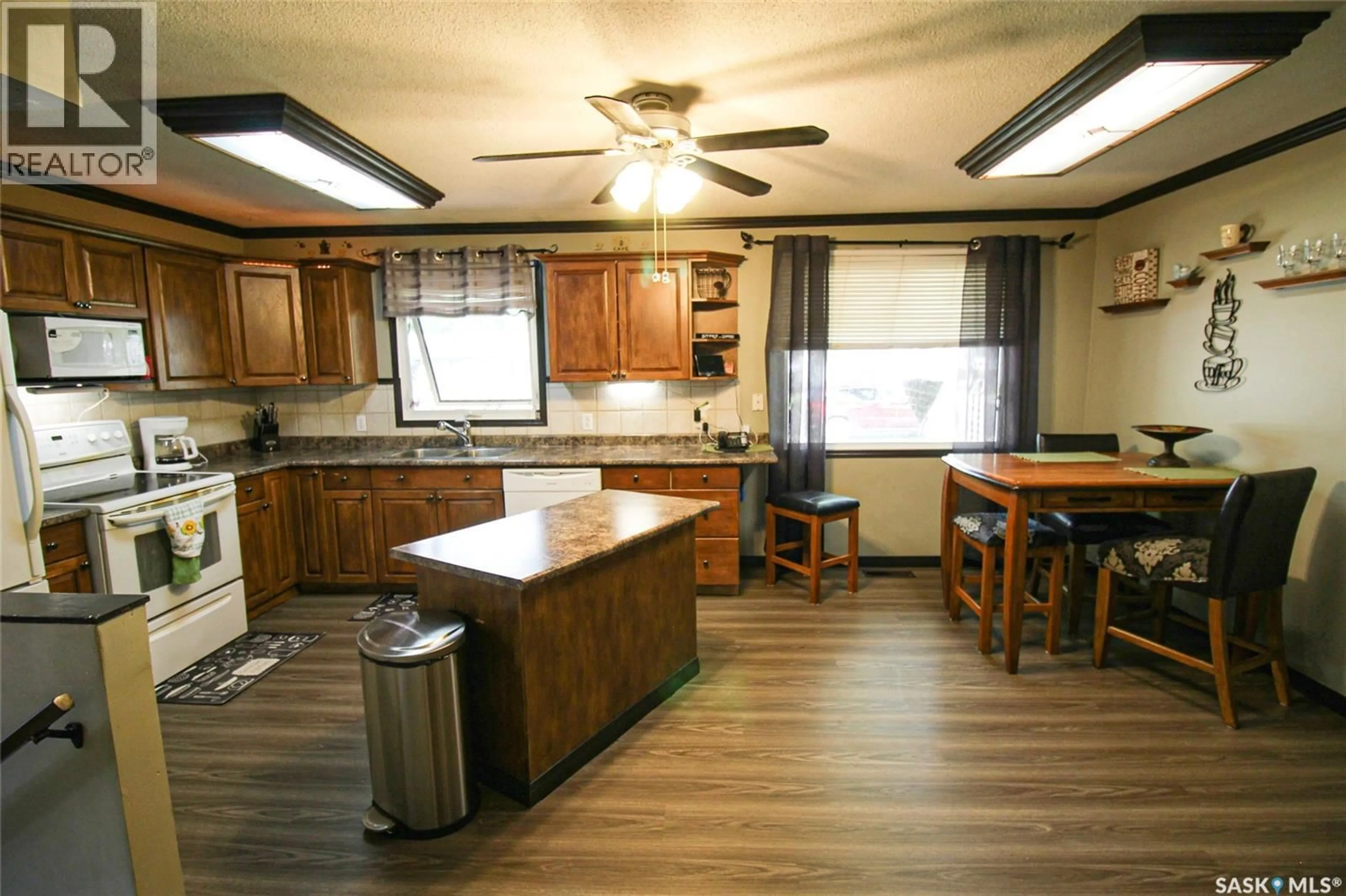 Open concept kitchen, unknown for 724 4TH STREET, Shaunavon Saskatchewan S0N2M0