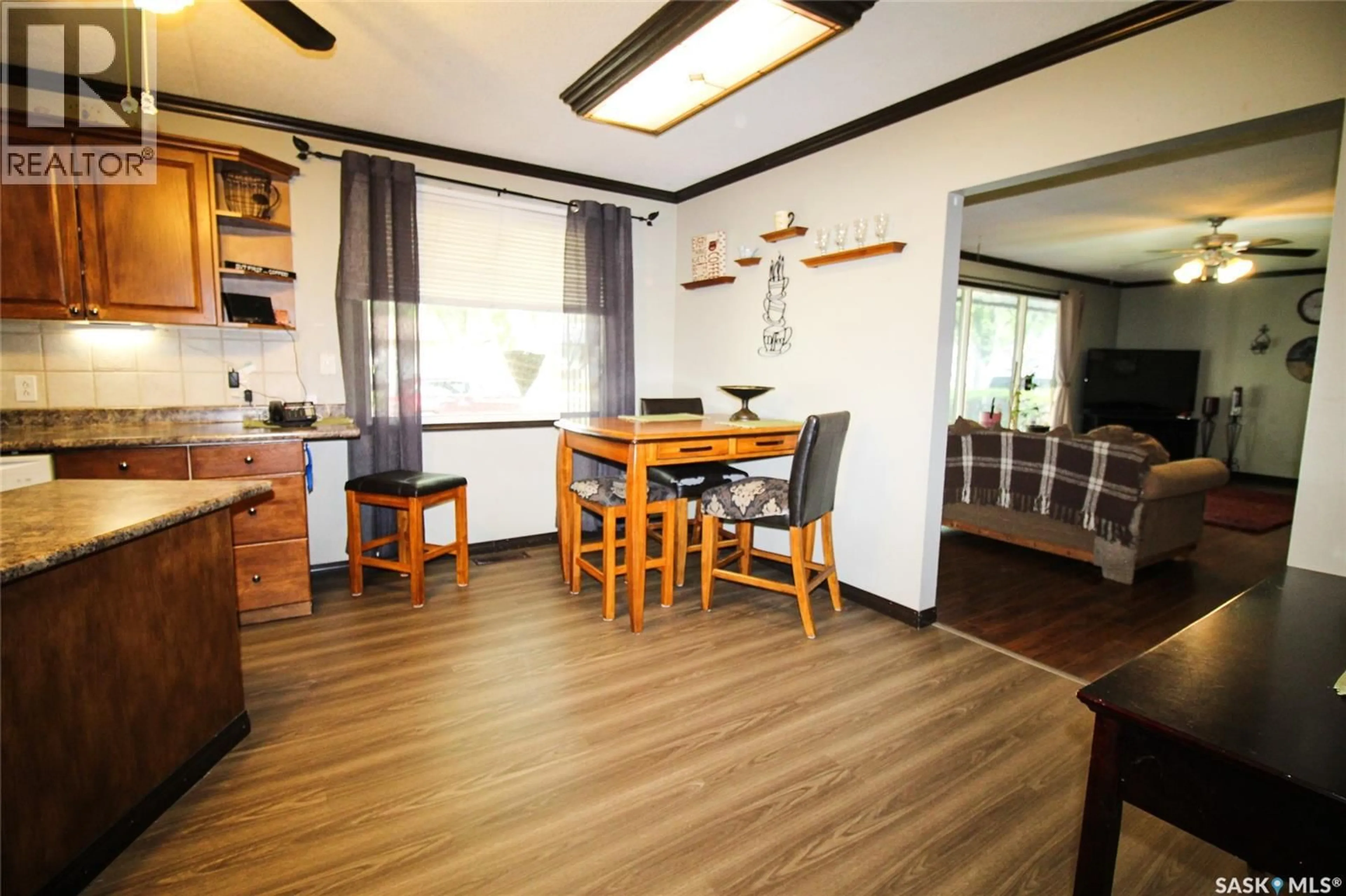 Dining room, wood/laminate floor for 724 4TH STREET, Shaunavon Saskatchewan S0N2M0