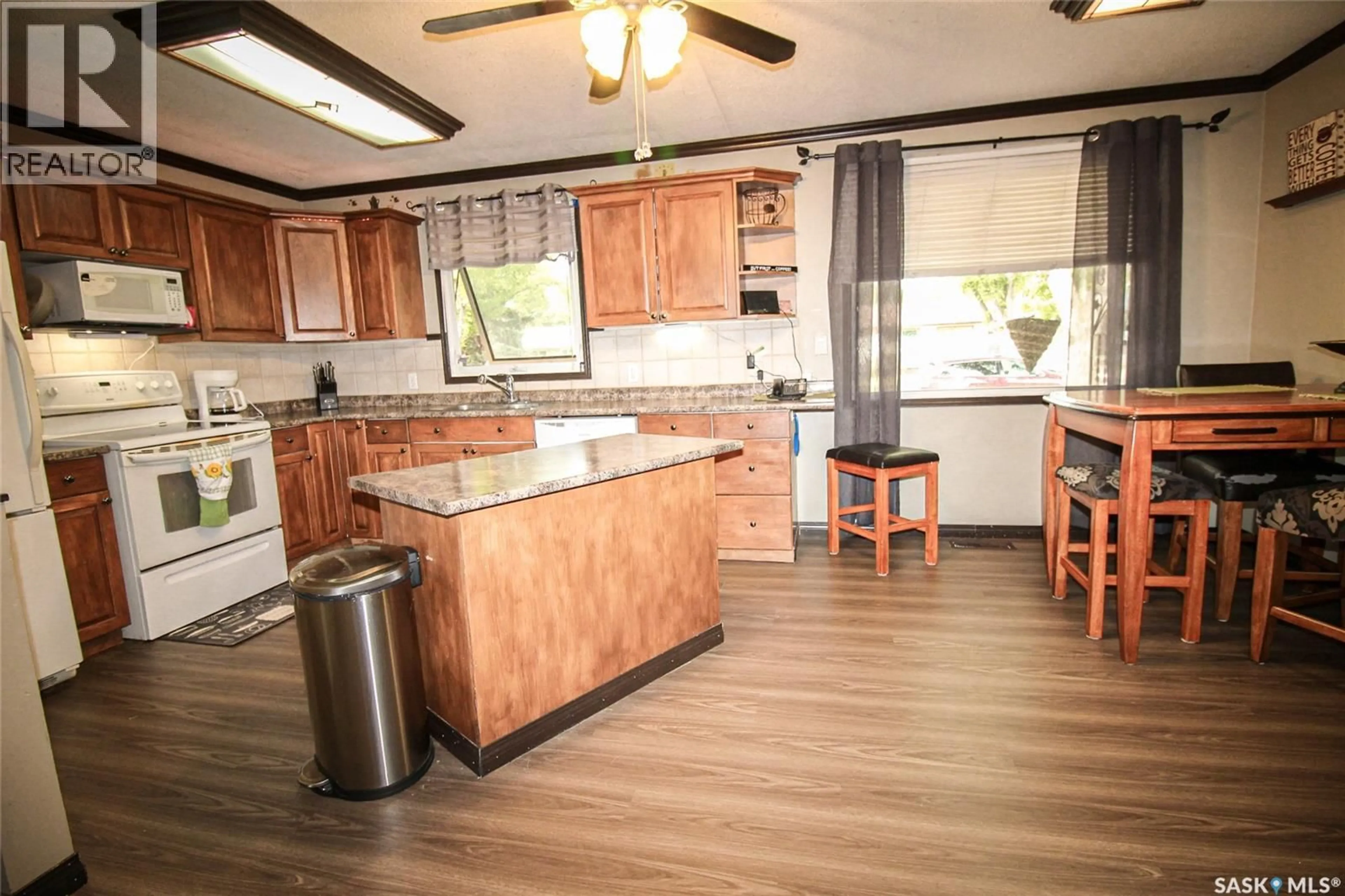 Standard kitchen, unknown for 724 4TH STREET, Shaunavon Saskatchewan S0N2M0