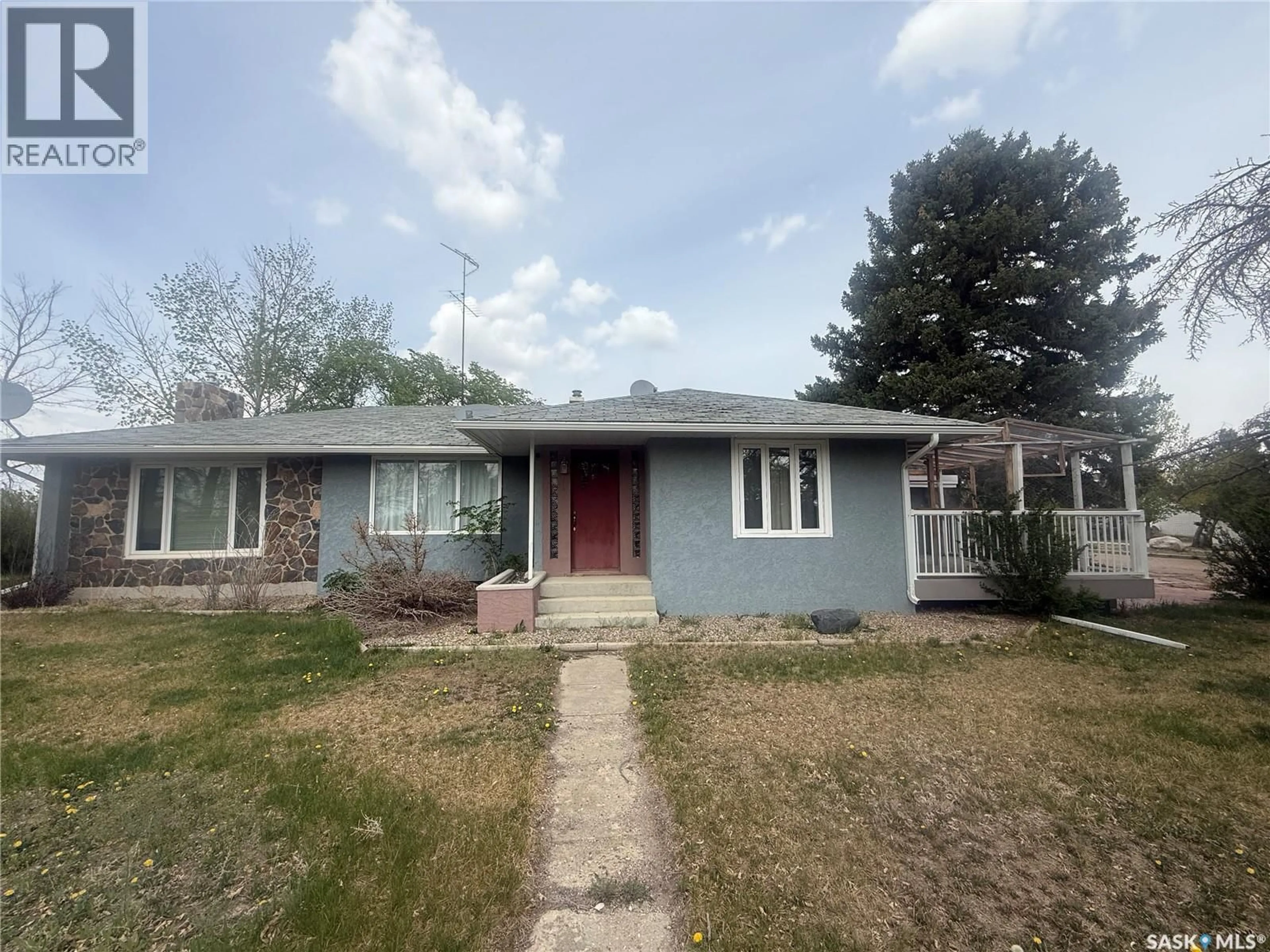 Home with vinyl exterior material, street for Frontier Saskatchewan S0N0W0