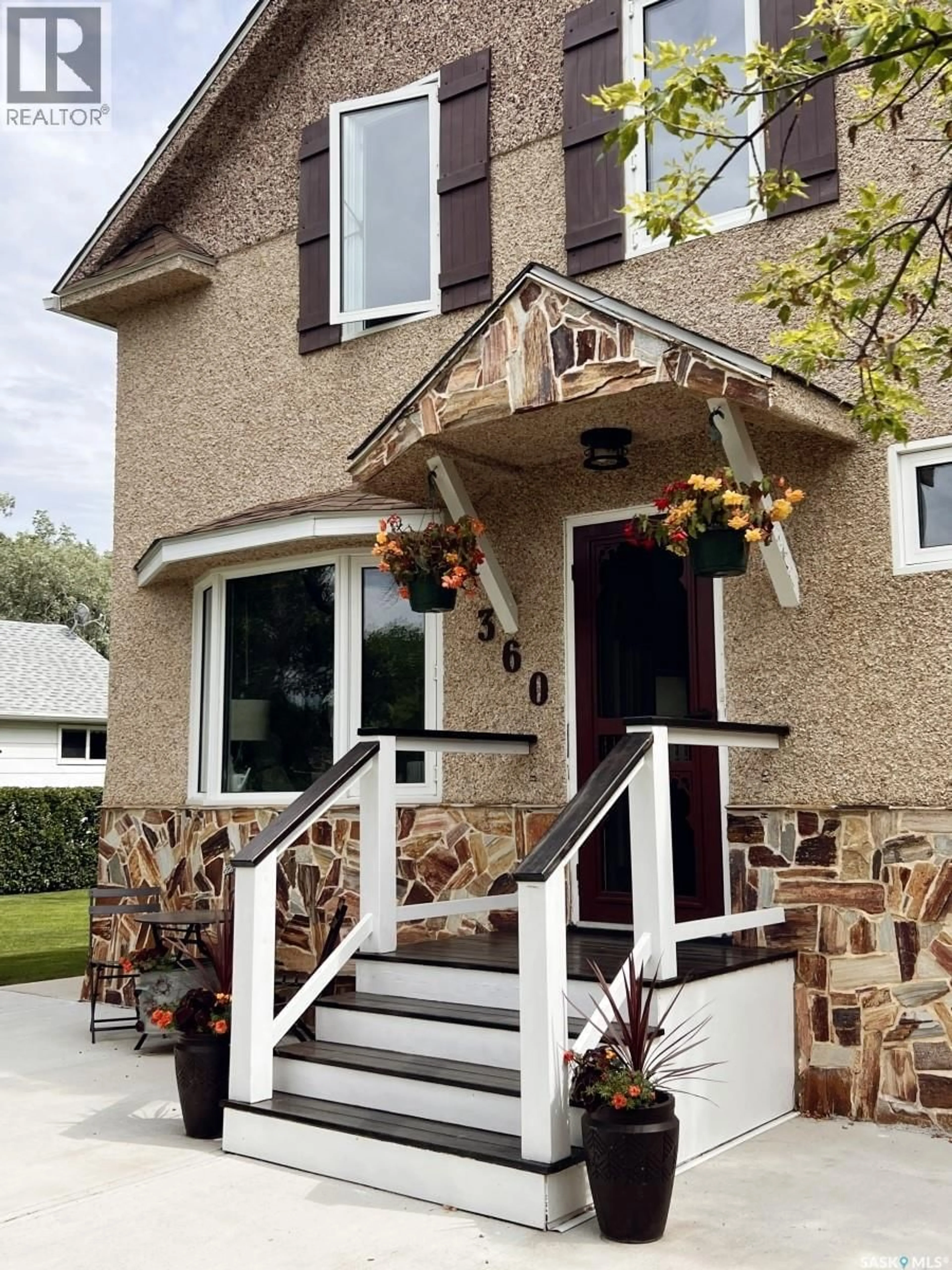 Home with vinyl exterior material, street for 360 4TH AVENUE, Shaunavon Saskatchewan S0N2M0