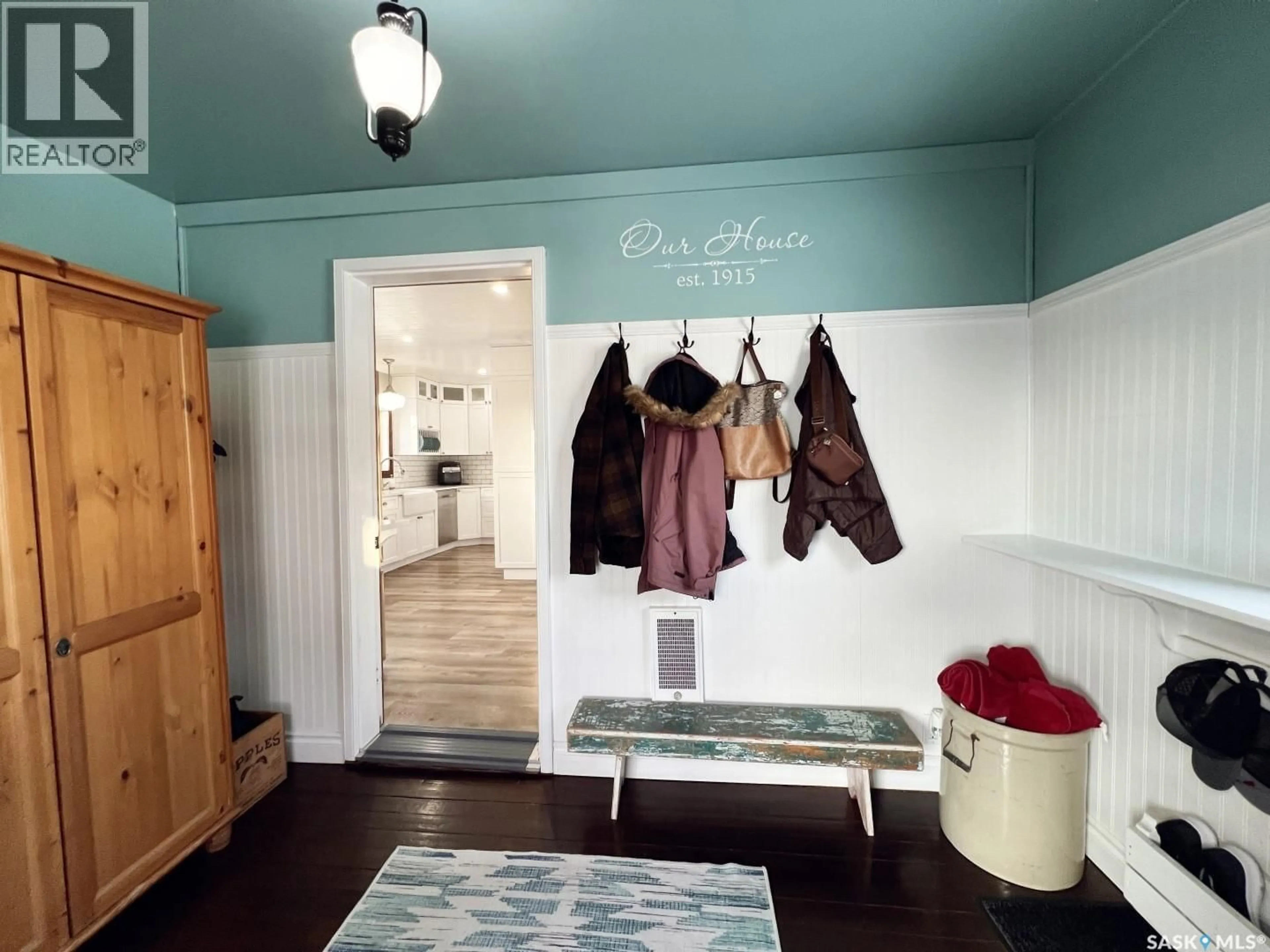 Indoor entryway for 360 4TH AVENUE, Shaunavon Saskatchewan S0N2M0