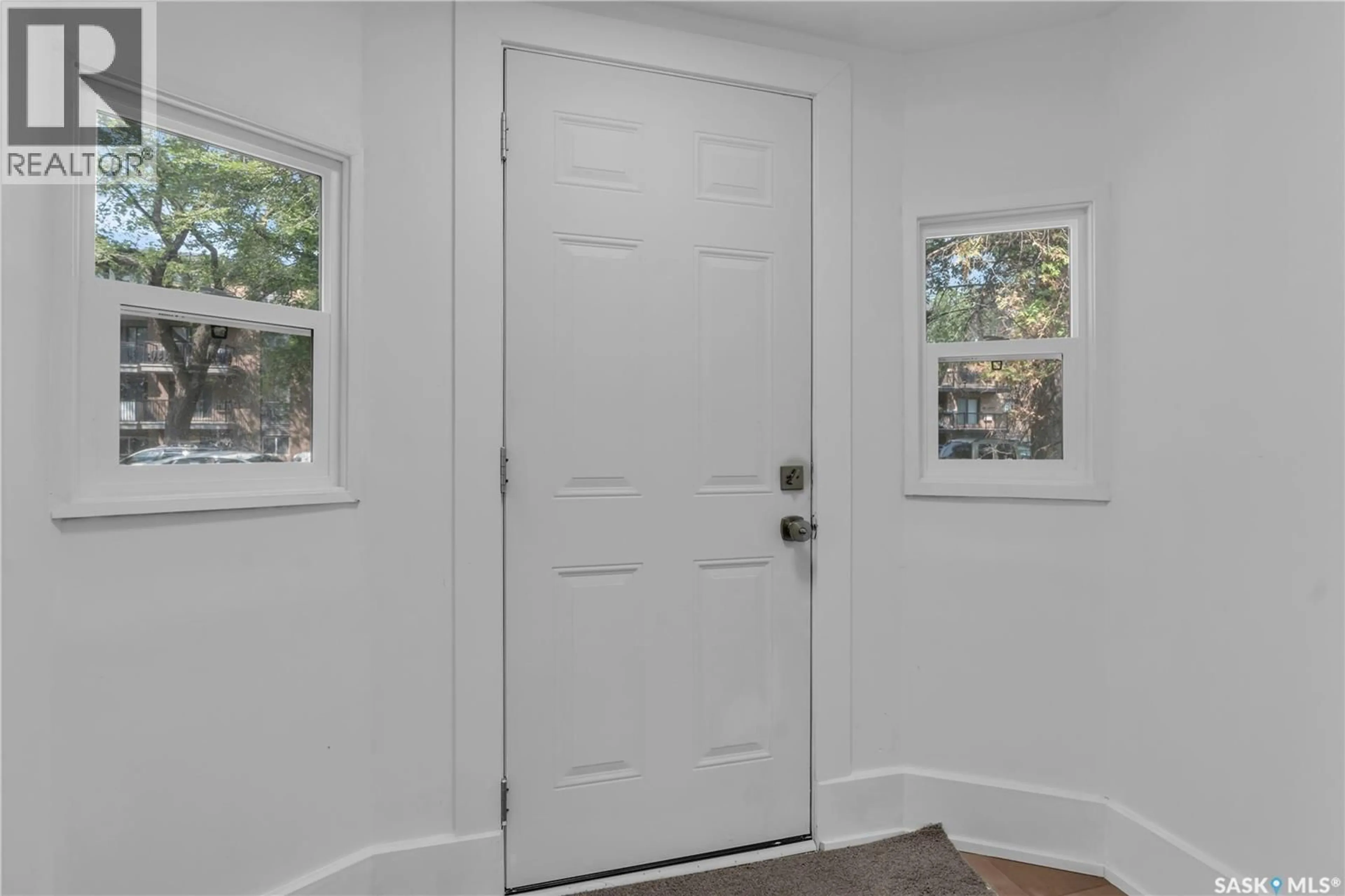 Indoor entryway for 120 O AVENUE, Saskatoon Saskatchewan S7M2R5