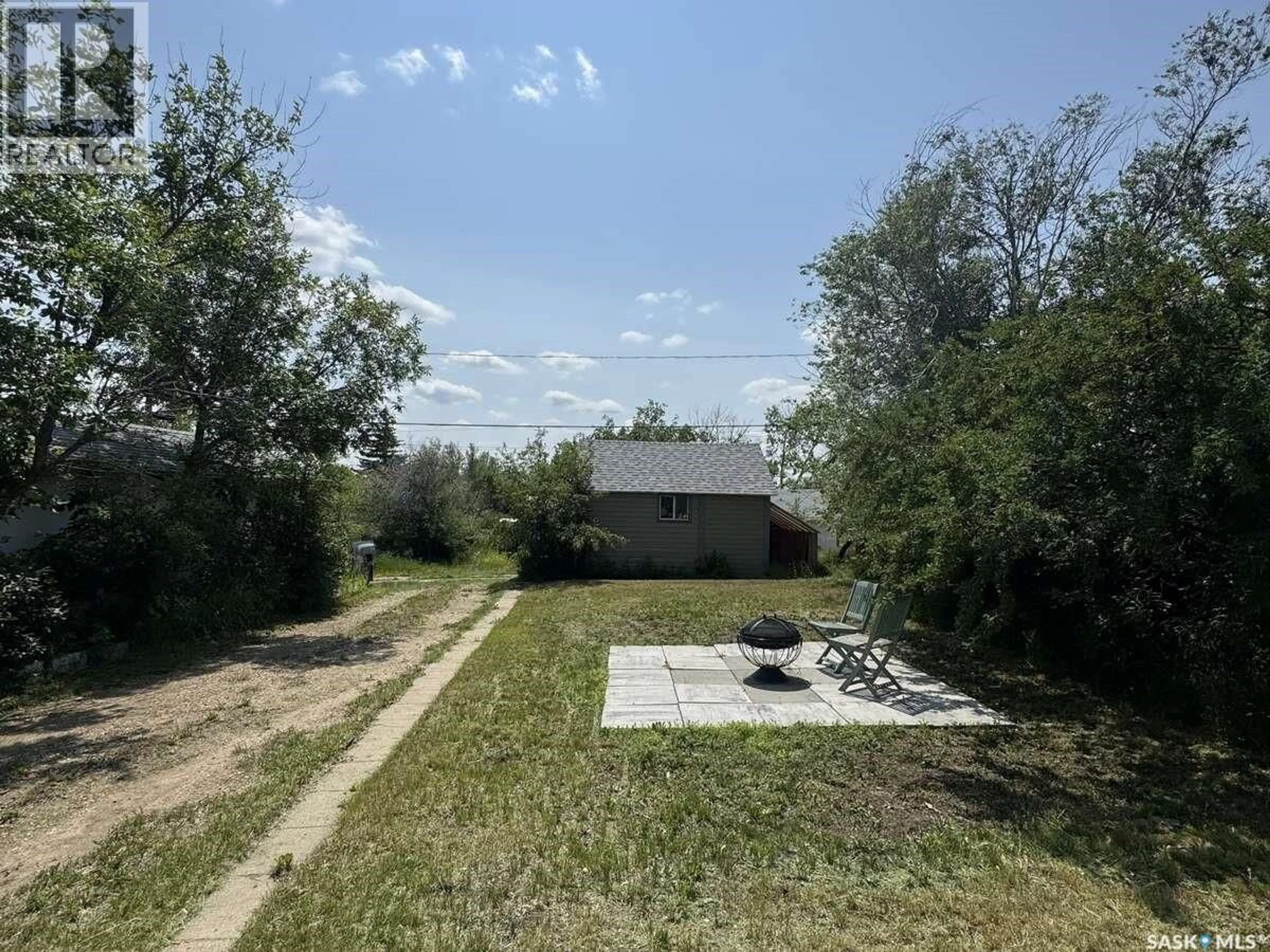 A pic from outside/outdoor area/front of a property/back of a property/a pic from drone, unknown for 114 3RD AVENUE, Climax Saskatchewan S0N0N0