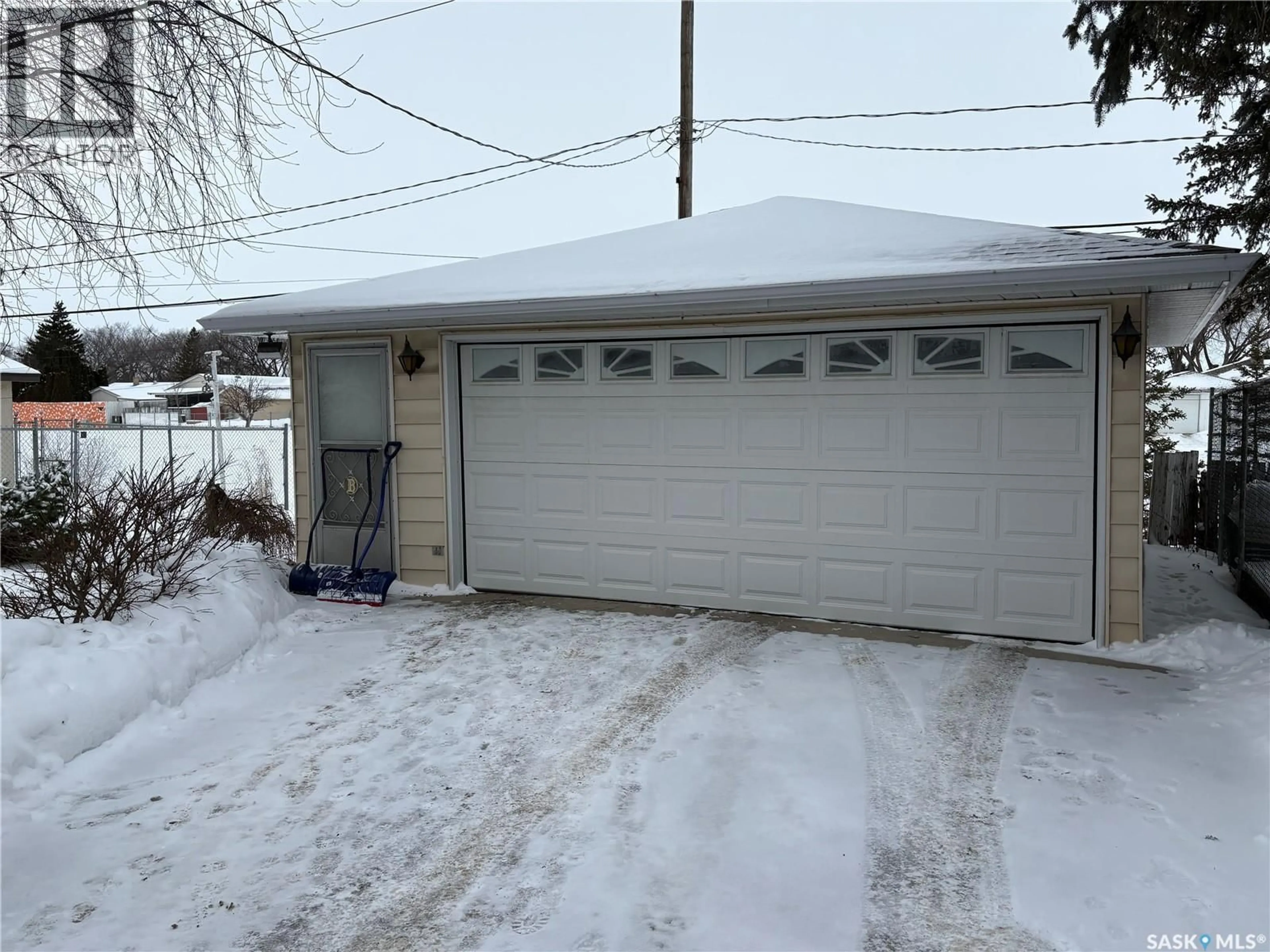 Indoor garage for 144 WOODWARD AVENUE, Regina Saskatchewan S4R3H4
